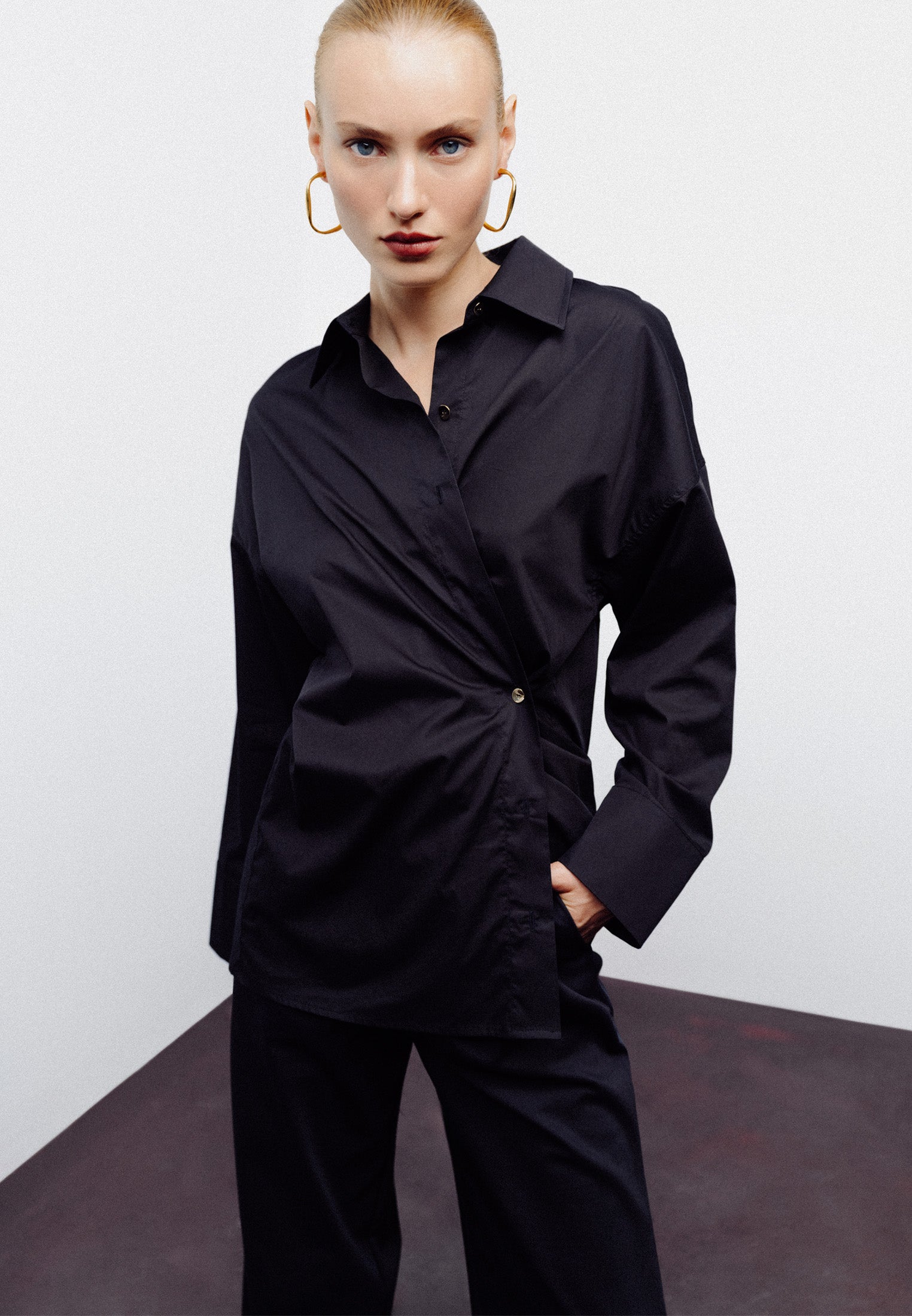 قميص كبير الحجم بتفاصيل شق - أسود