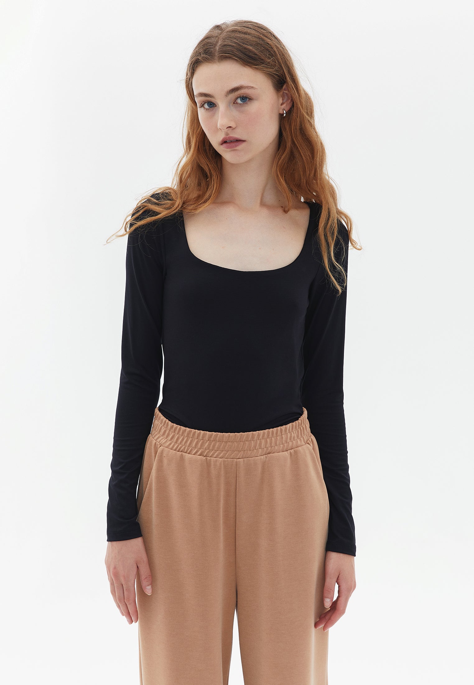 LONG SLEEVE U-NECK T-SHIRT - BLACK