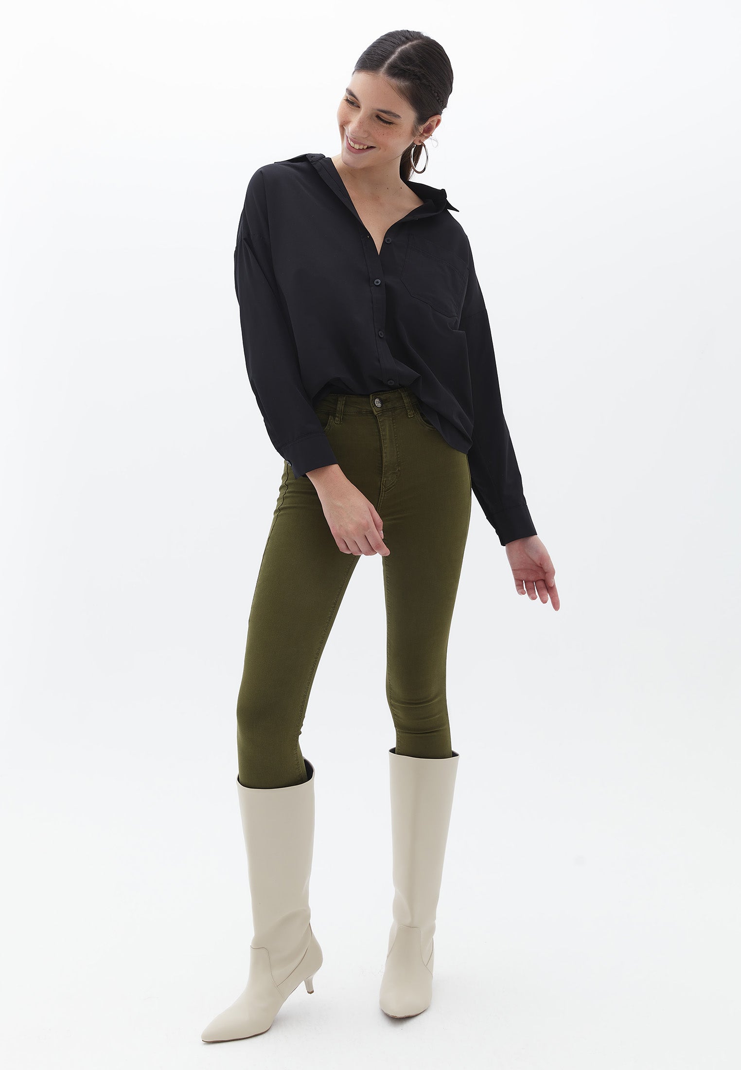 قميص كبير الحجم بجيب - أسود