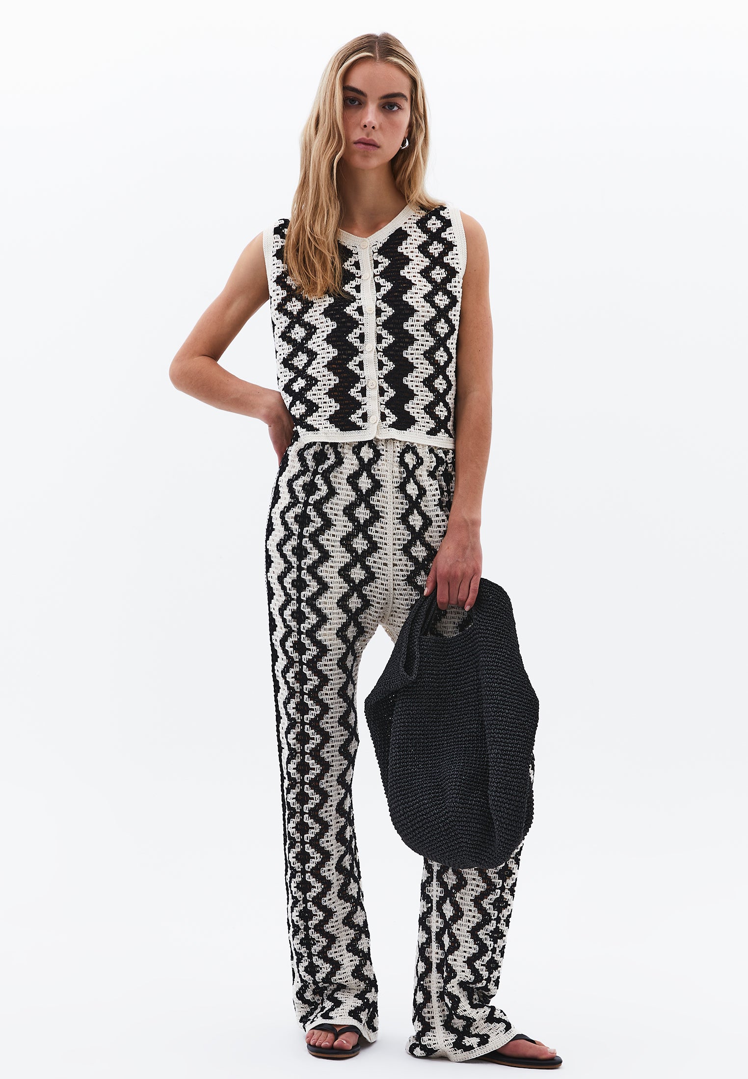 Zero Neck Vest - ICE MILK/BLACK