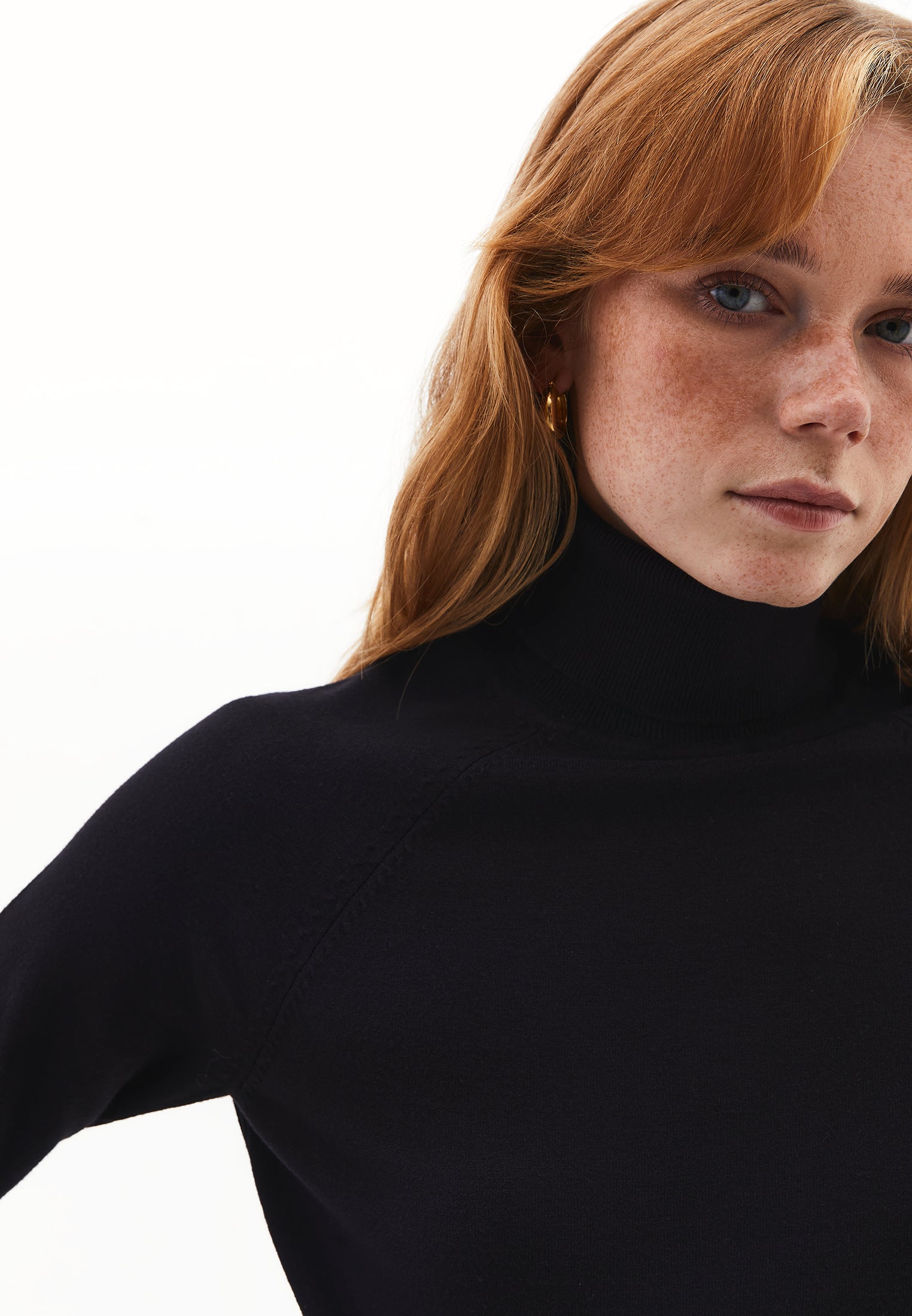SLIM FIT TURTLENECK SWEATER - BLACK
