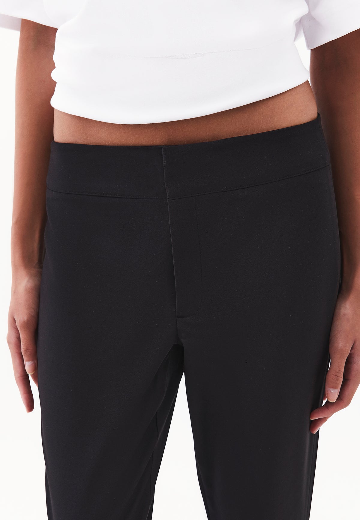 Women’s Carrot Fit Regular Waist Pants - Black