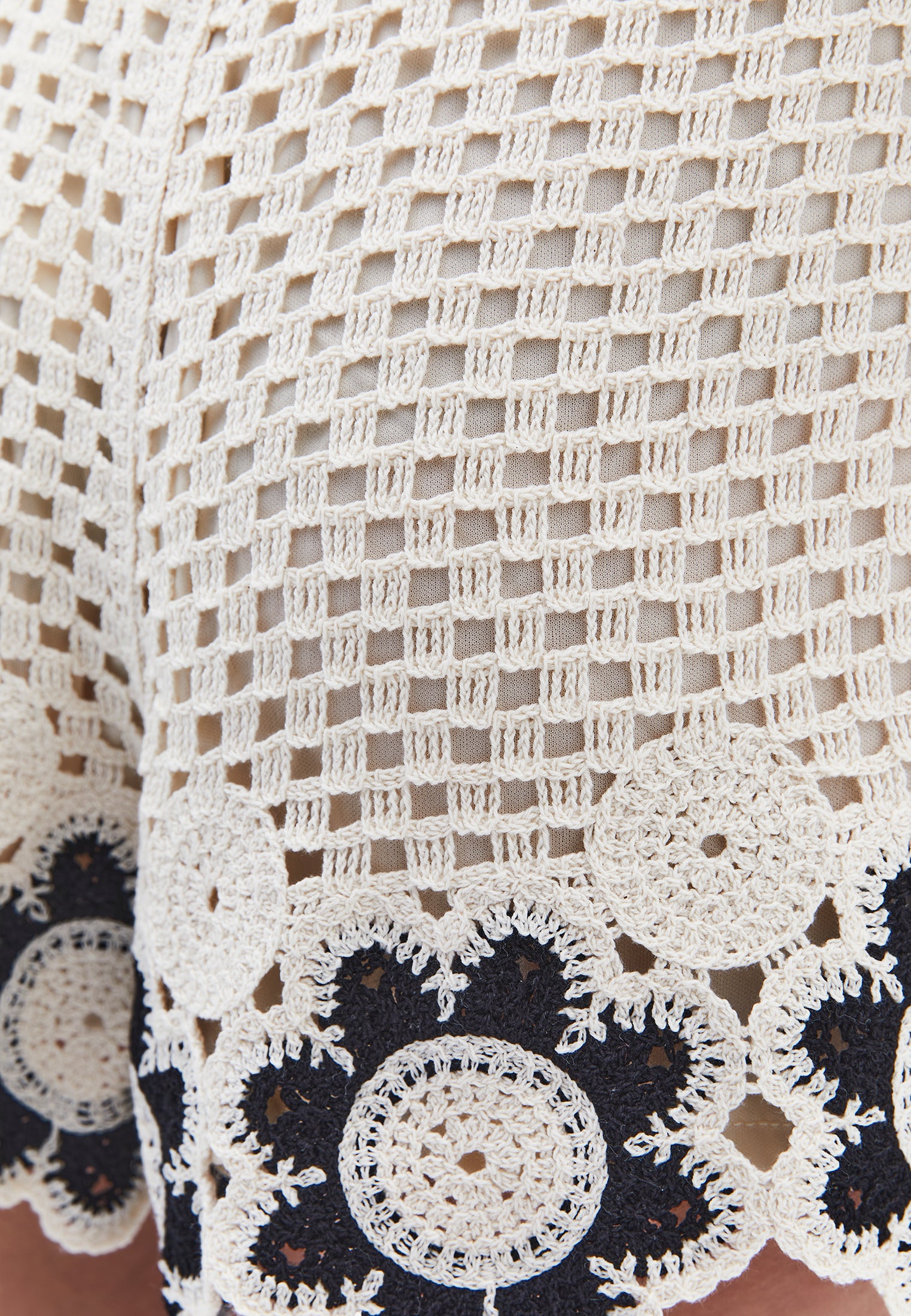 شورت إسباني قصير الساقين - حليب مثلج/أسود