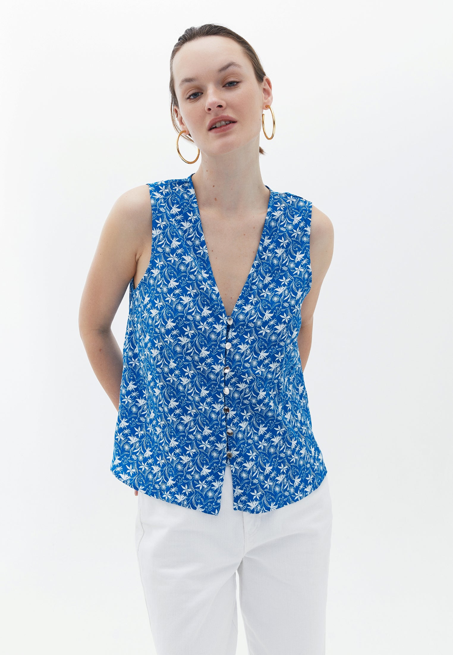 SLEEVELESS V-NECK BLOUSE - FLOWER COMB