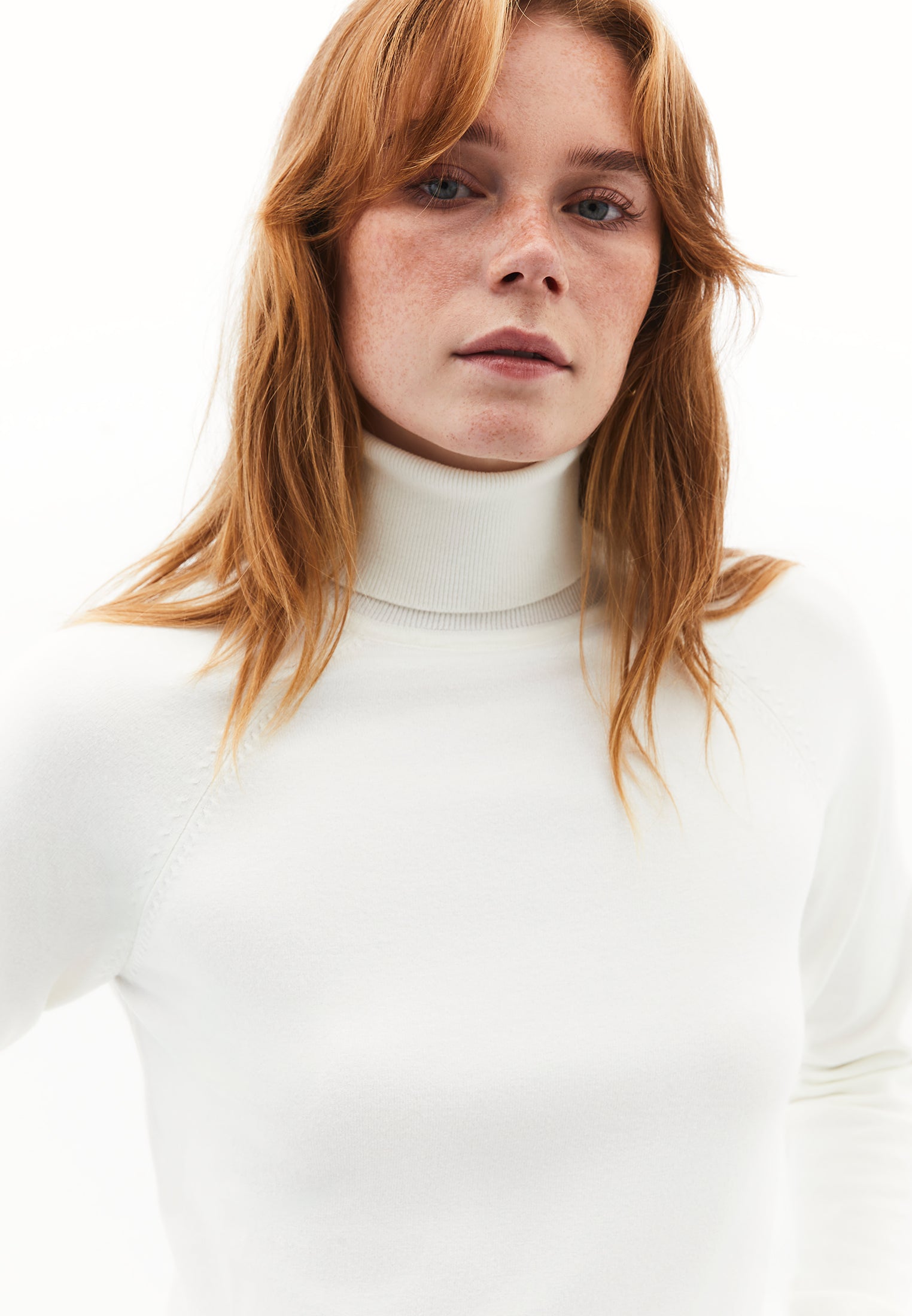 SLIM FIT TURTLENECK SWEATER - ICE MILK