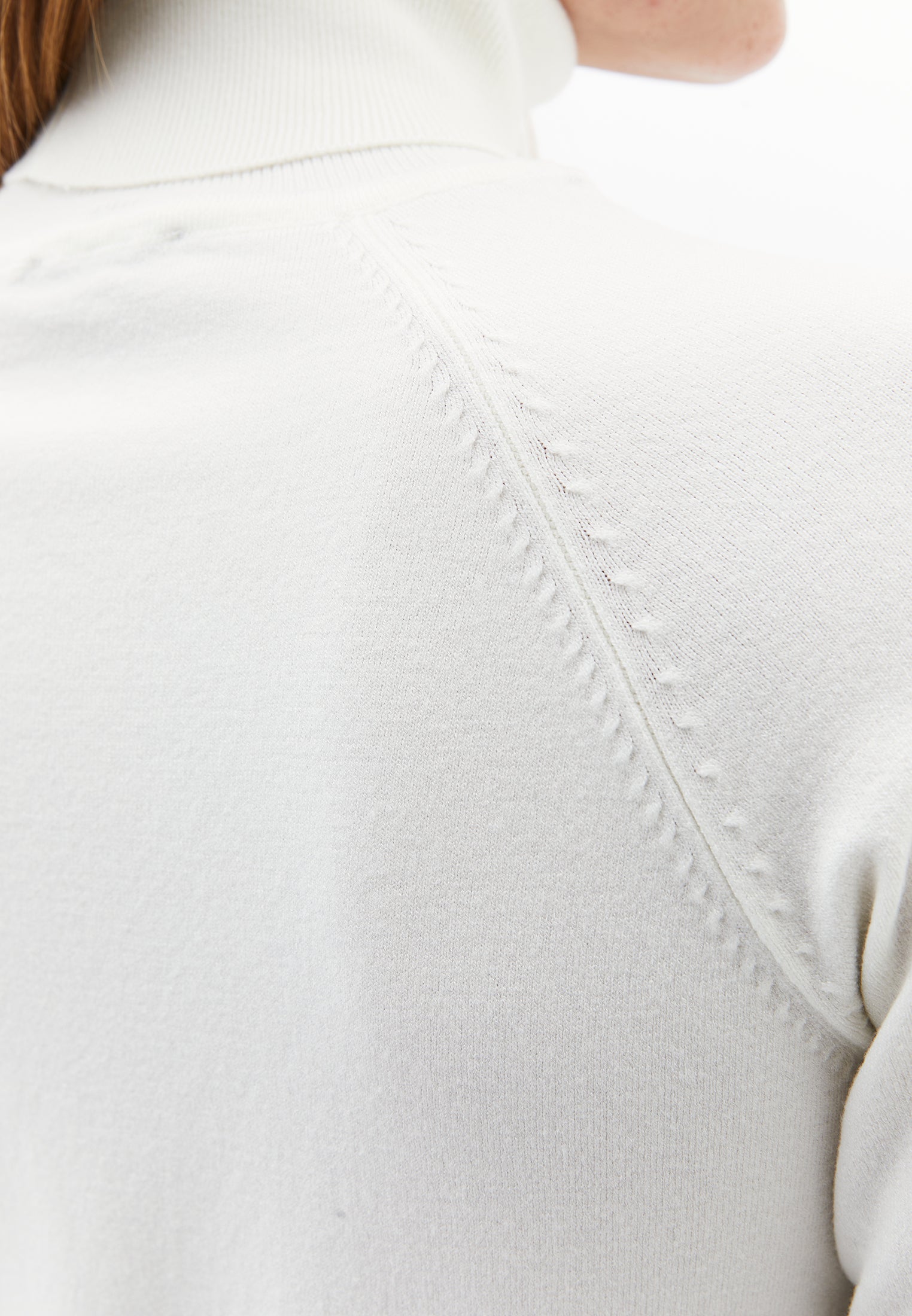SLIM FIT TURTLENECK SWEATER - ICE MILK