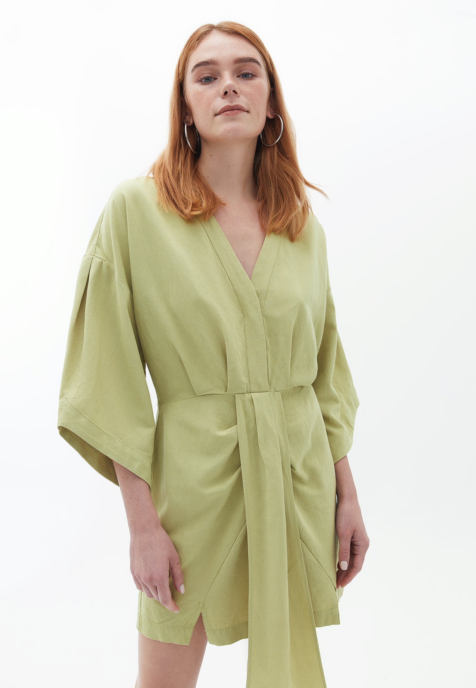 فستان قصير مطوي بفتحة رقبة على شكل حرف V - أخضر كراث