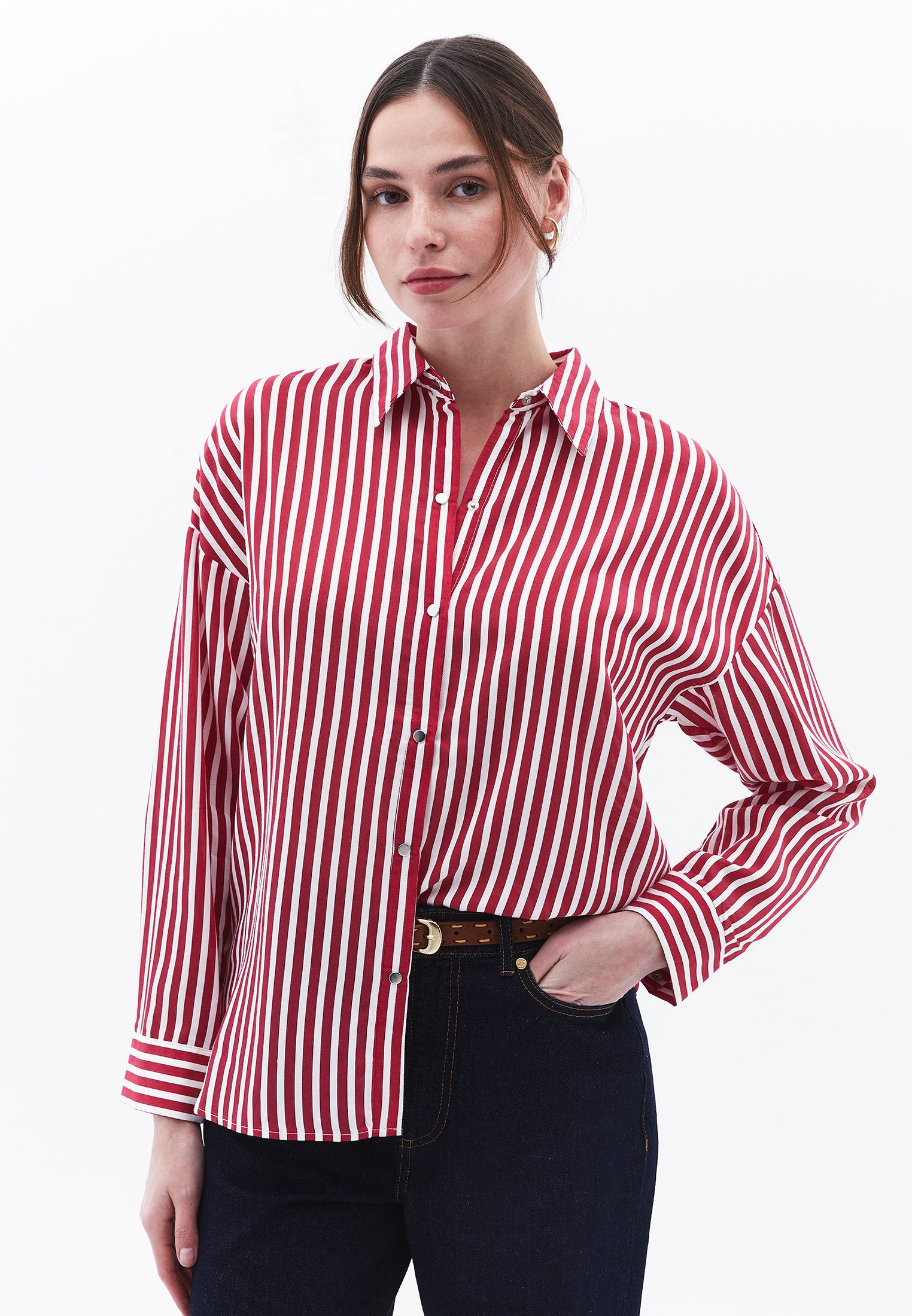 قميص مخطط من الفيسكوز - مخطط أحمر إيقاعي