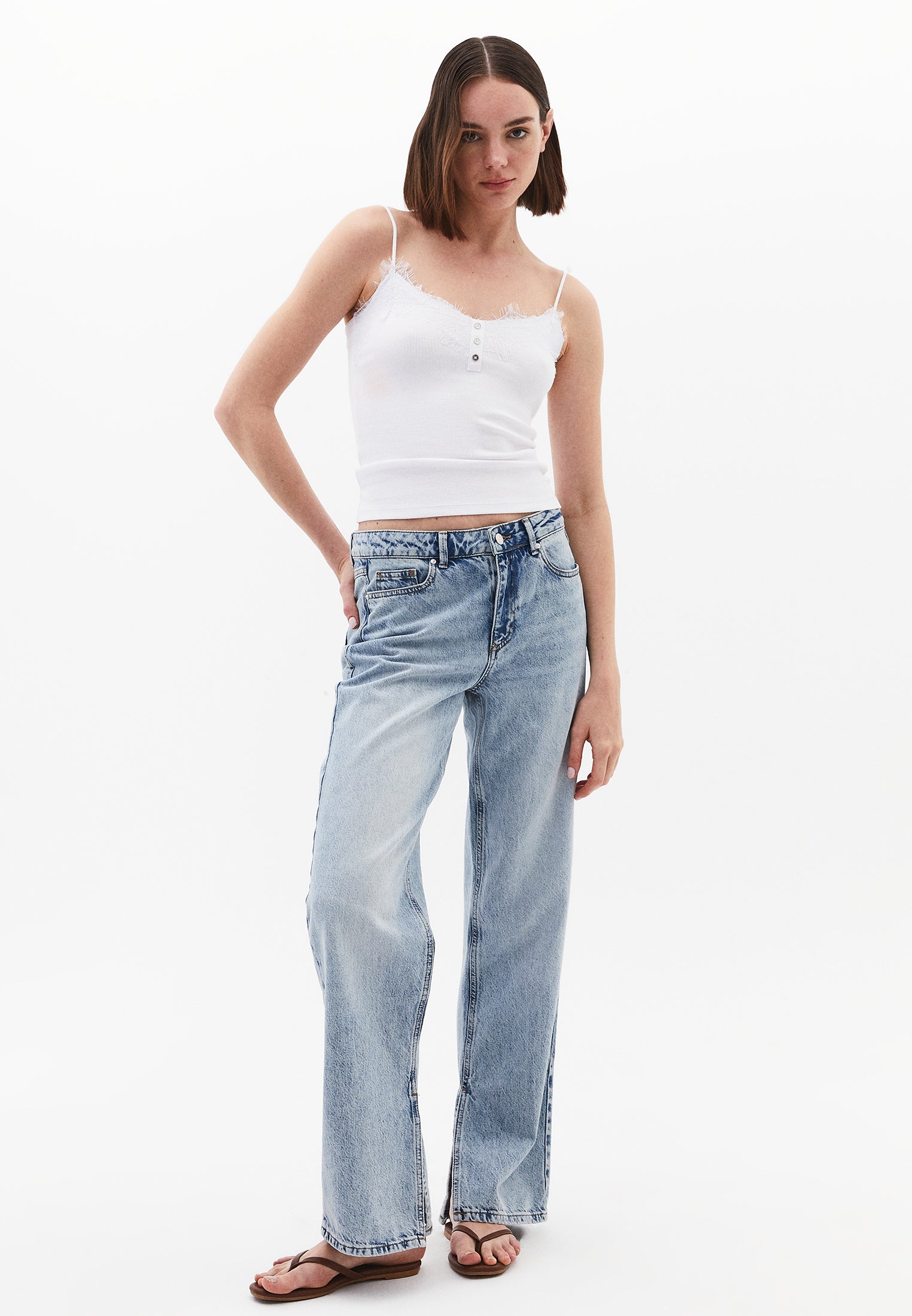 توب بدون حمالات برقبة على شكل حرف V - أبيض