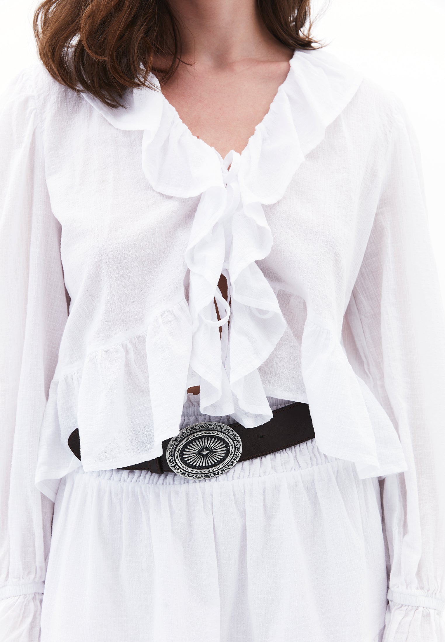 بلوزة برقبة عميقة - أبيض