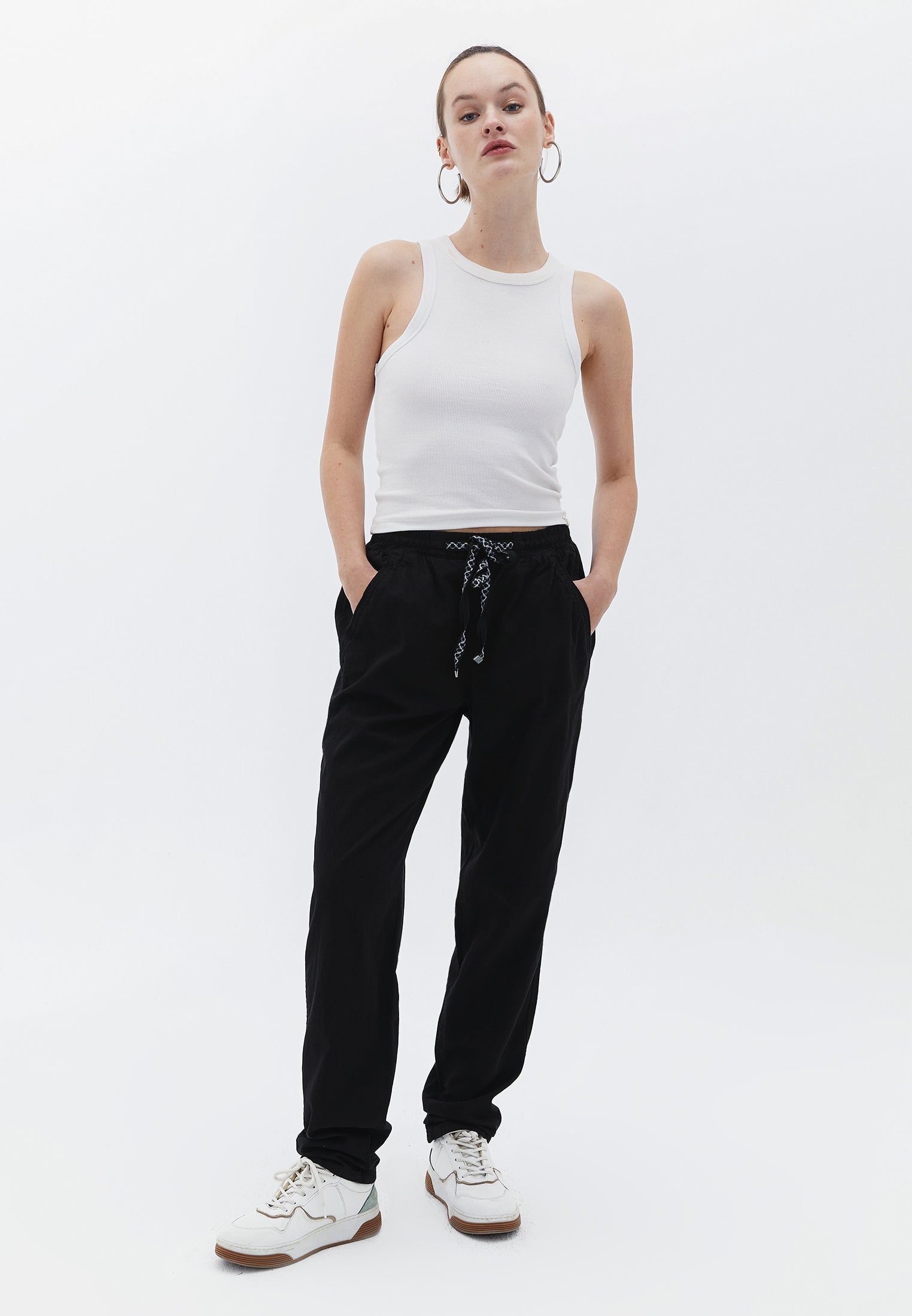 Mid Rise Carrot Fit Pants - BLACK