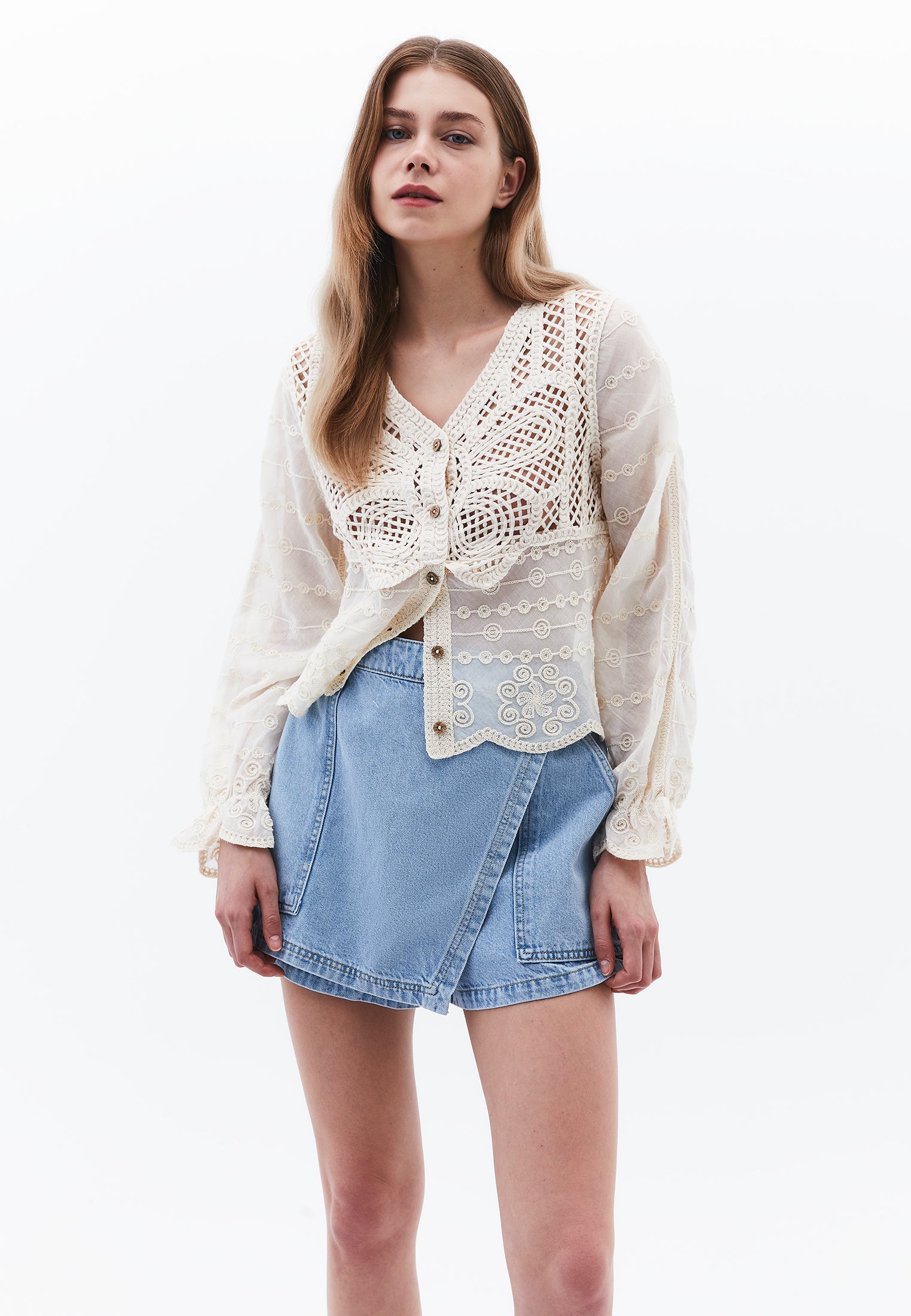 بلوزة بياقة على شكل حرف V بأكمام طويلة - حليب اللوز