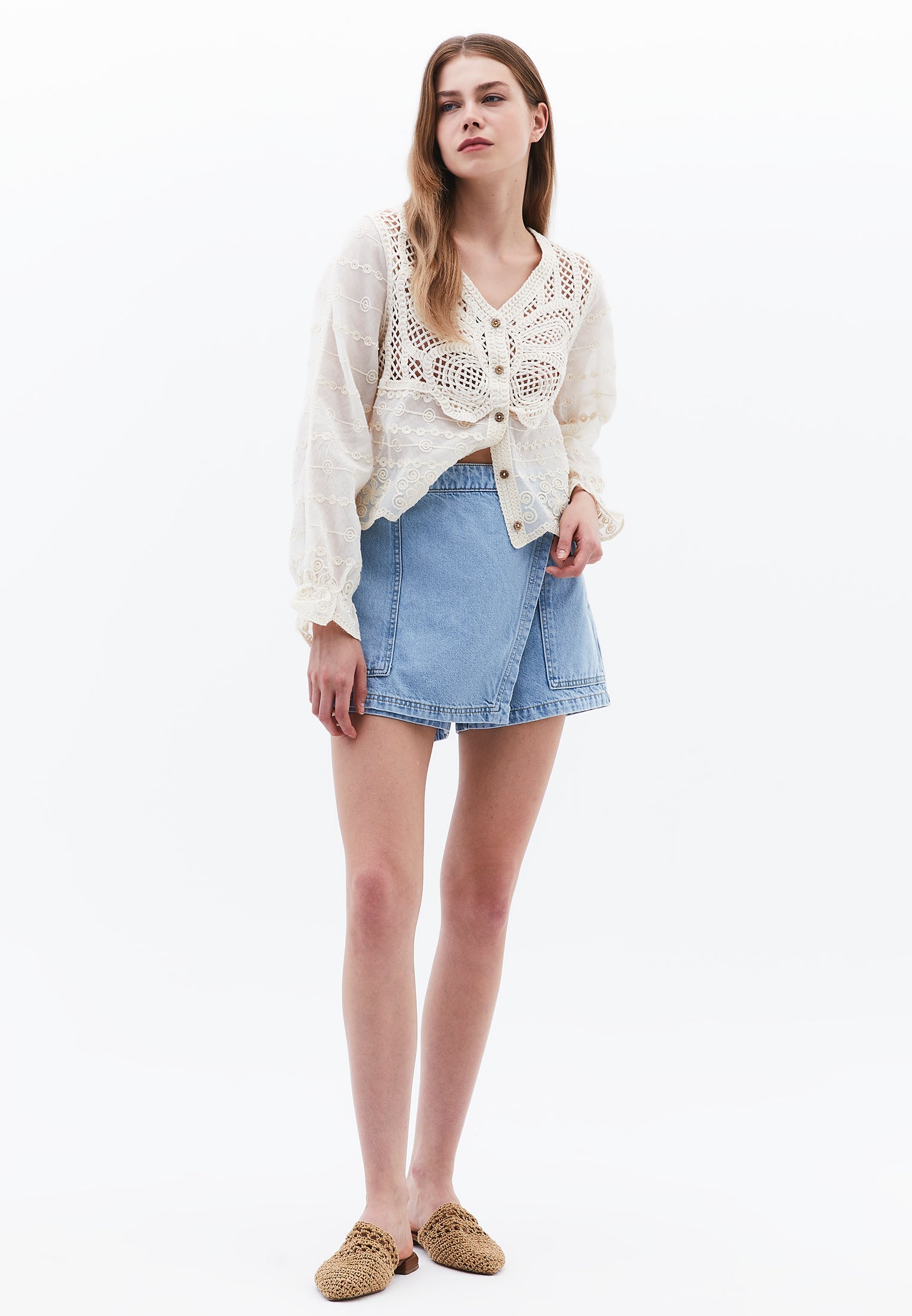 بلوزة بياقة على شكل حرف V بأكمام طويلة - حليب اللوز