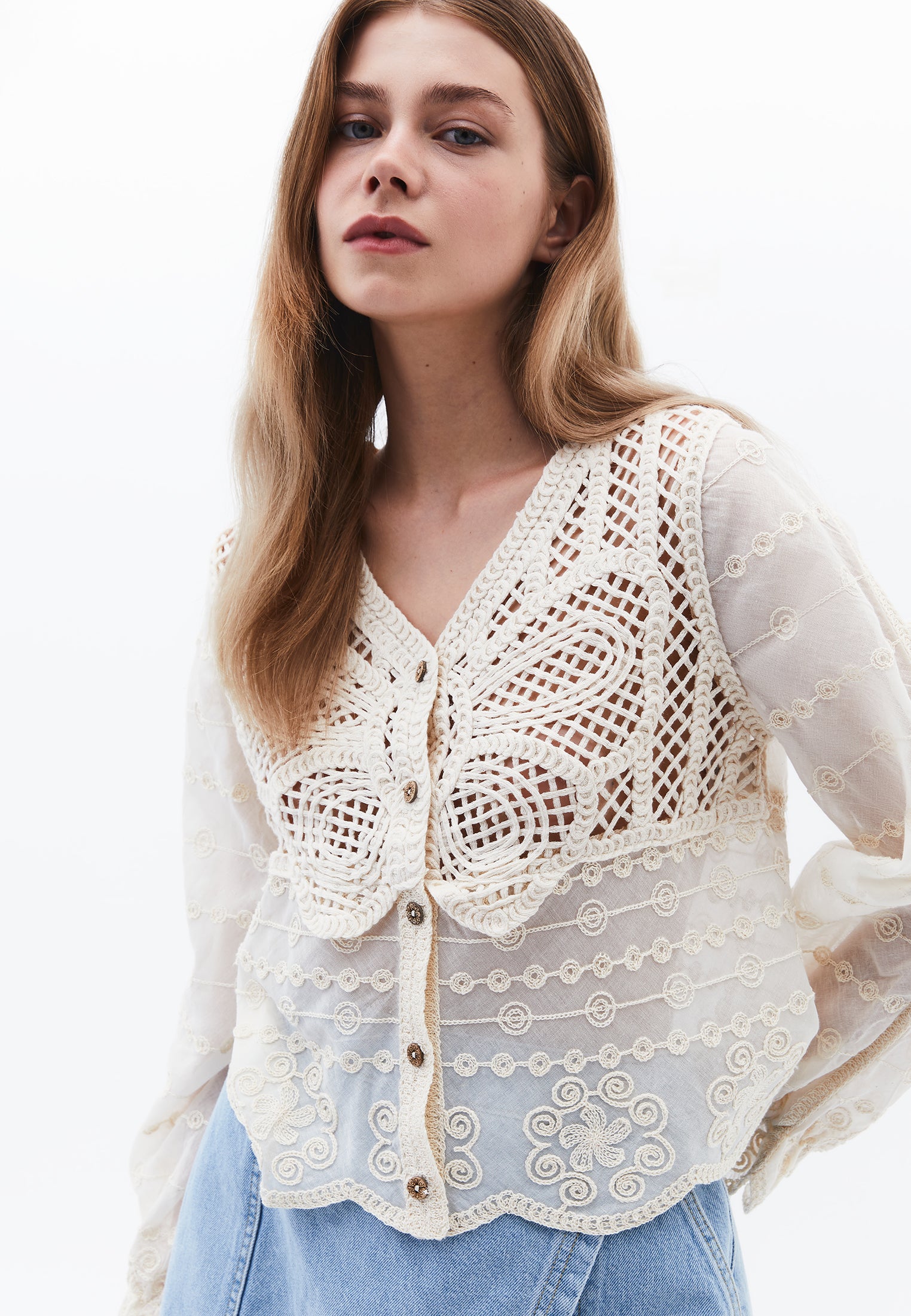 بلوزة بياقة على شكل حرف V بأكمام طويلة - حليب اللوز