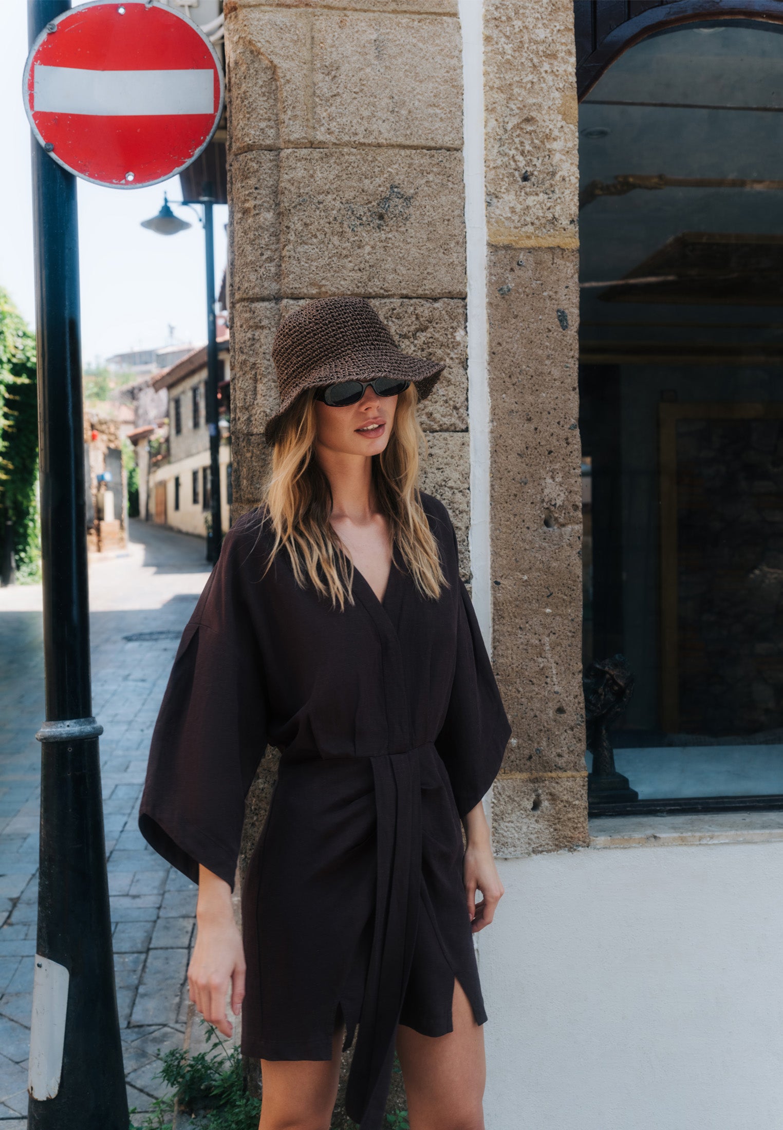 فستان قصير مطوي بفتحة رقبة على شكل حرف V - قهوة سوداء