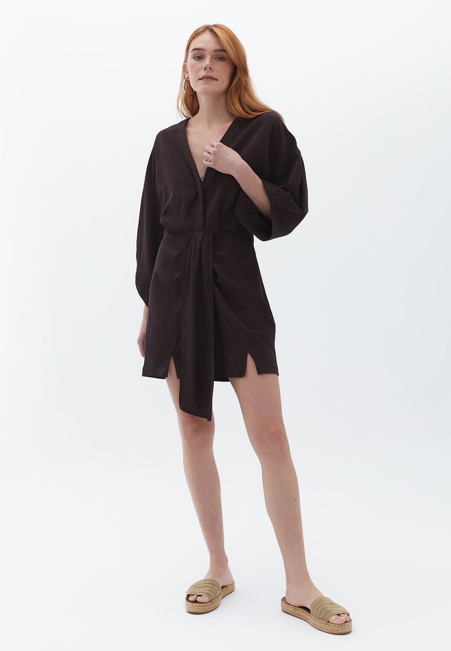 فستان قصير مطوي بفتحة رقبة على شكل حرف V - قهوة سوداء