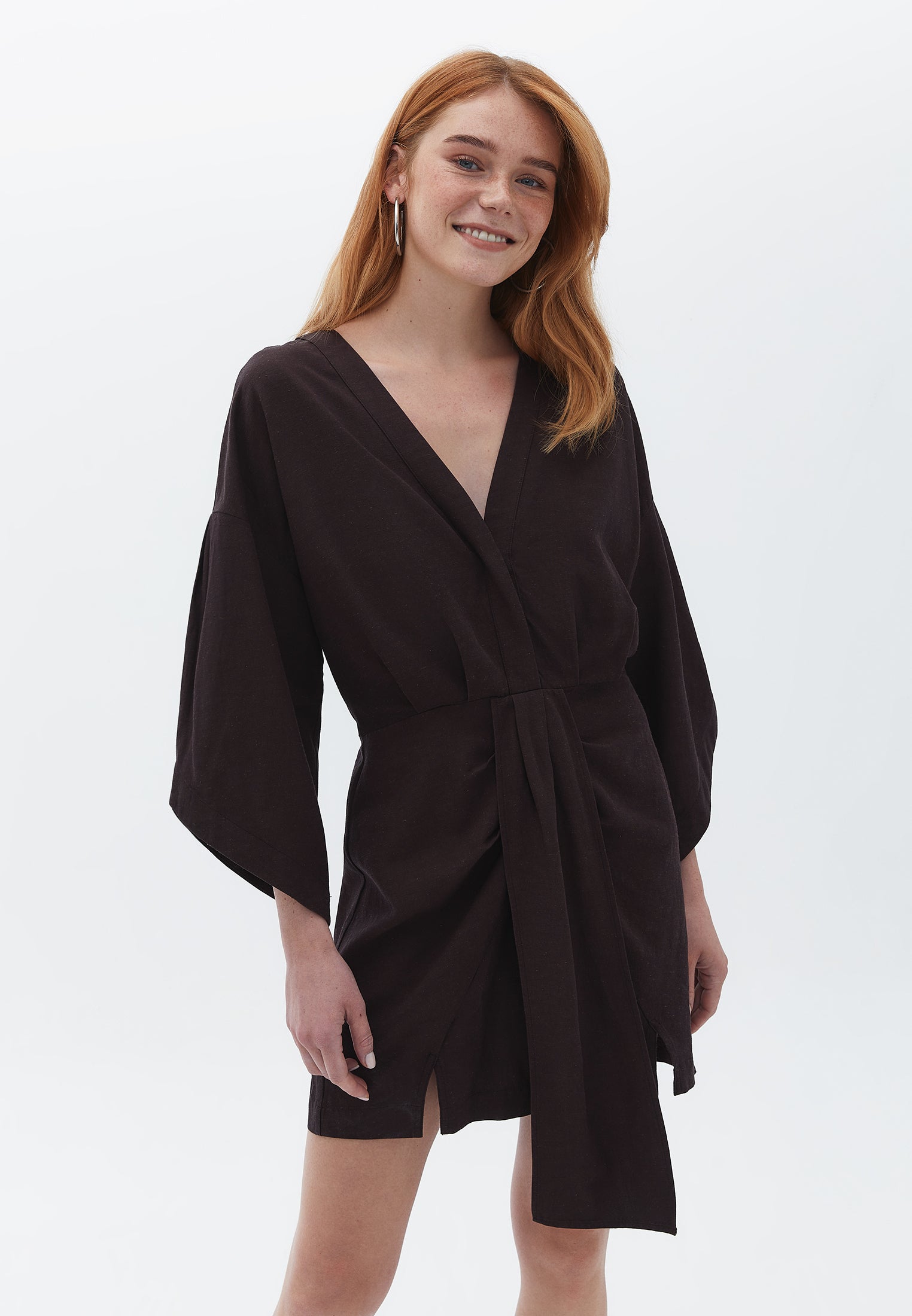 فستان قصير مطوي بفتحة رقبة على شكل حرف V - قهوة سوداء