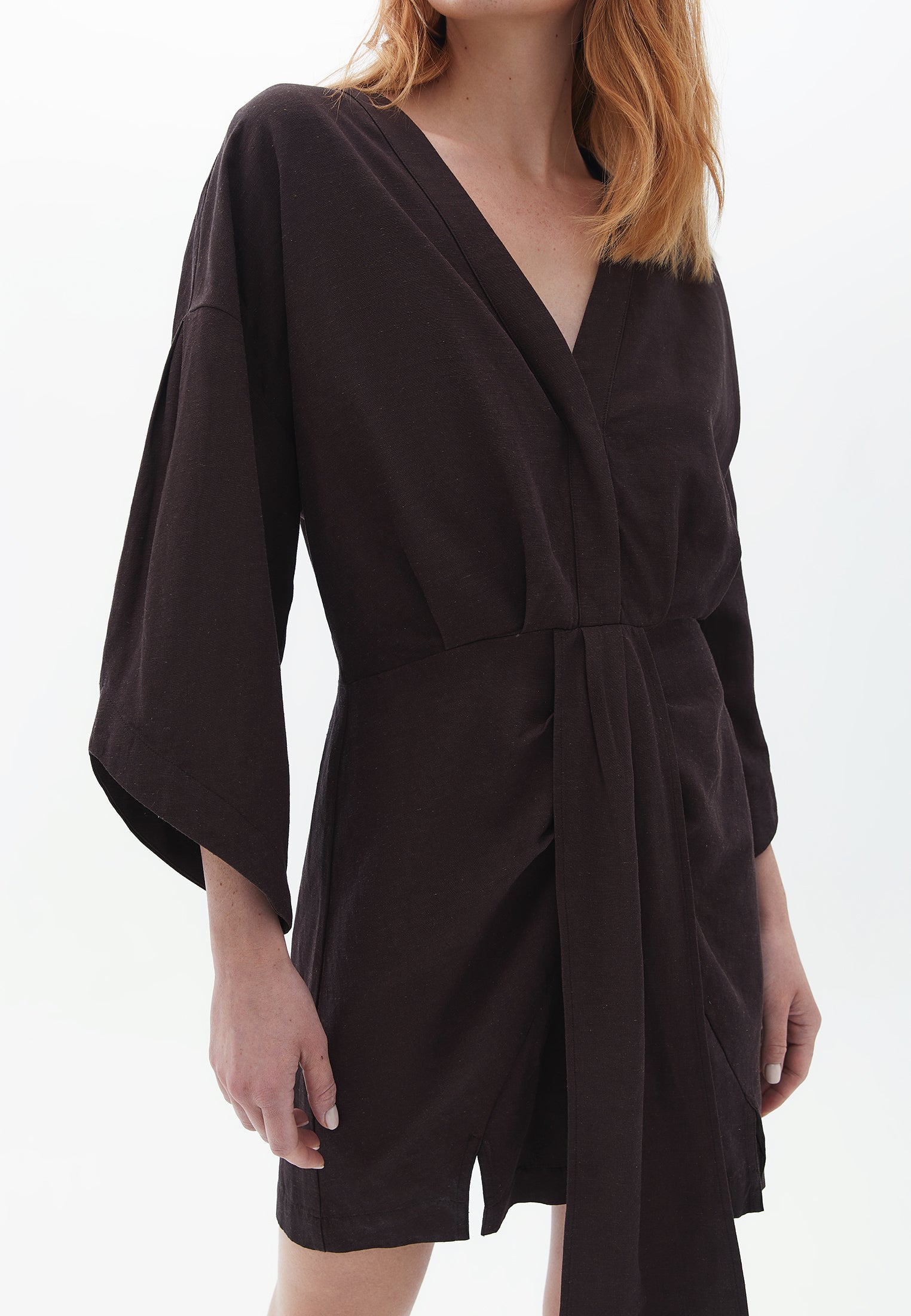 فستان قصير مطوي بفتحة رقبة على شكل حرف V - قهوة سوداء
