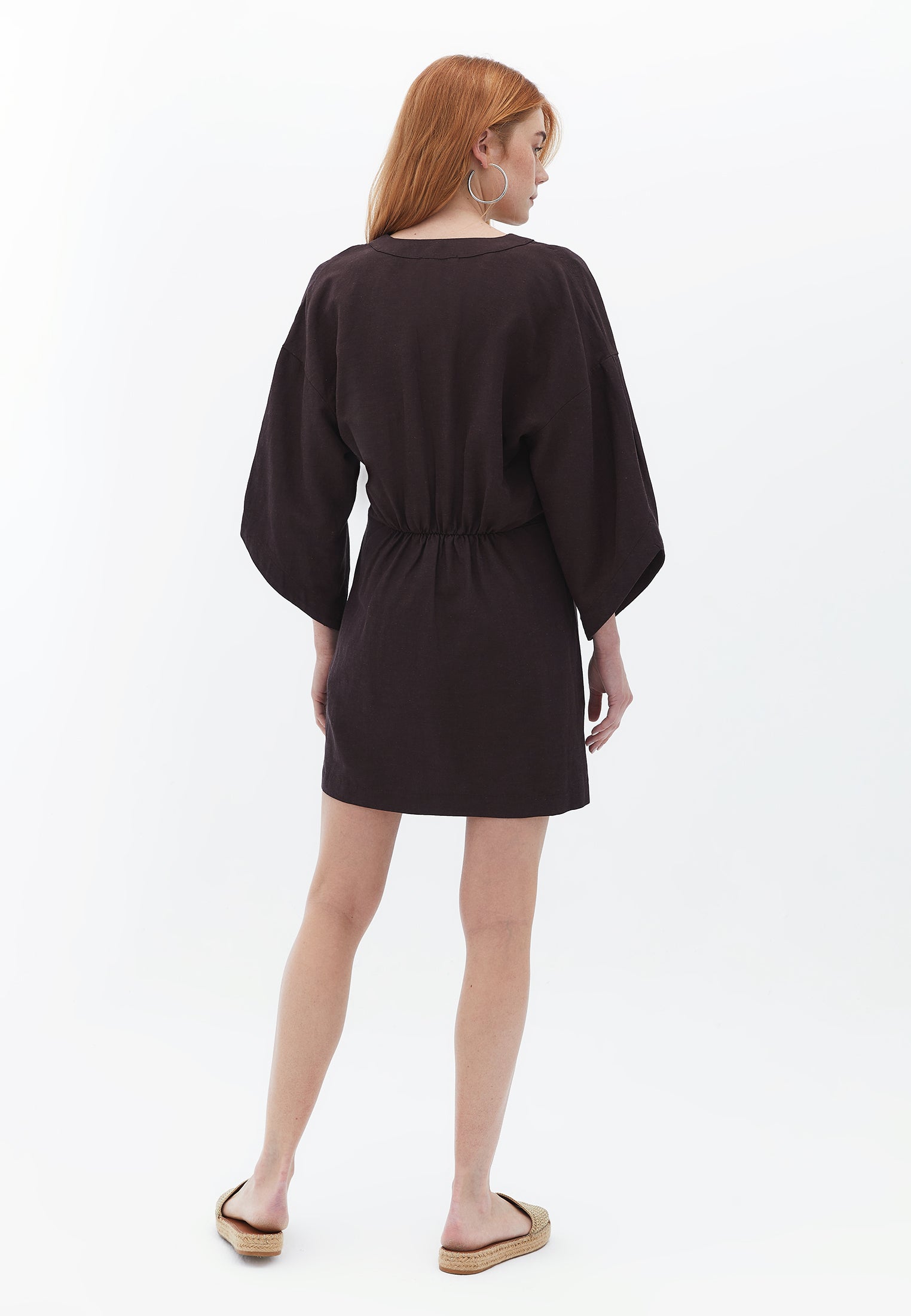 فستان قصير مطوي بفتحة رقبة على شكل حرف V - قهوة سوداء