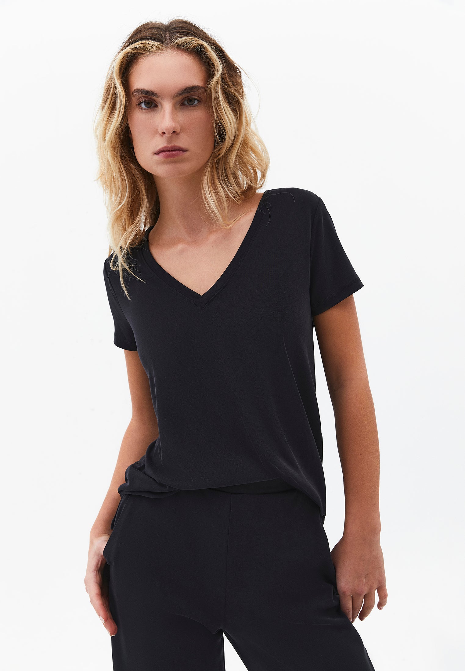 V Neck T-Shirt - BLACK