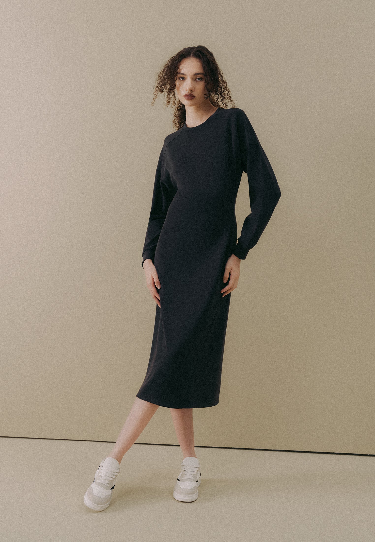 فستان متوسط الطول برقبة دائرية - أسود