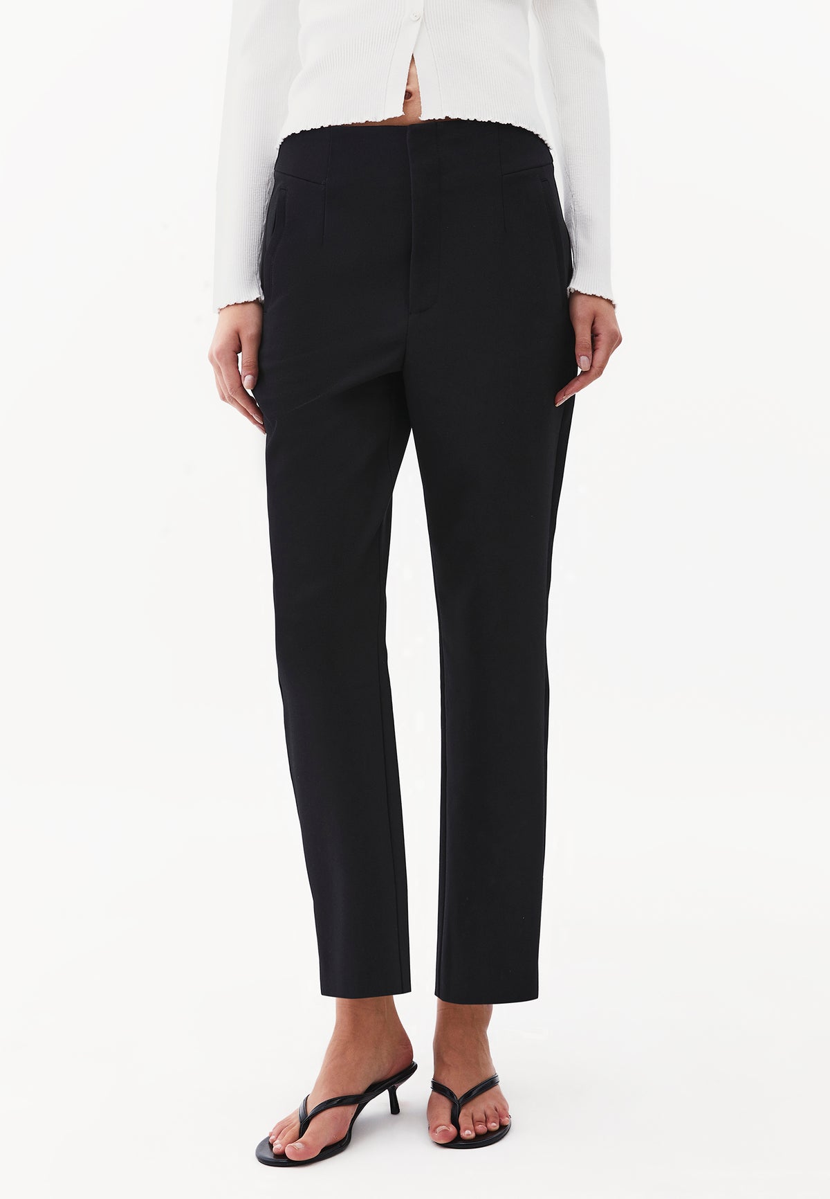 Ultra High Waist Carrot Cut Pants with Pocket Detail - Black