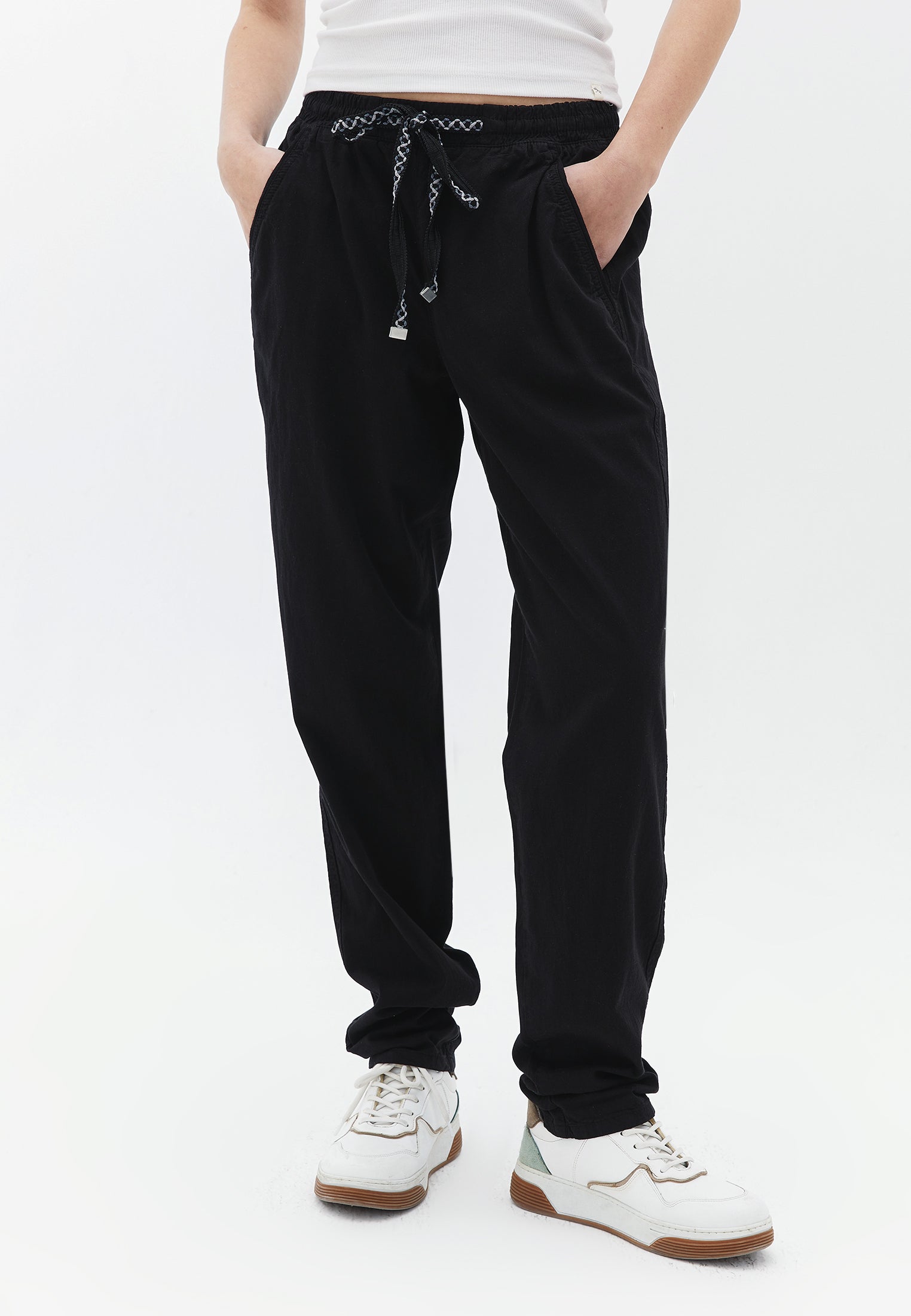 CARROT CUT TROUSERS WITH POCKETS - BLACK