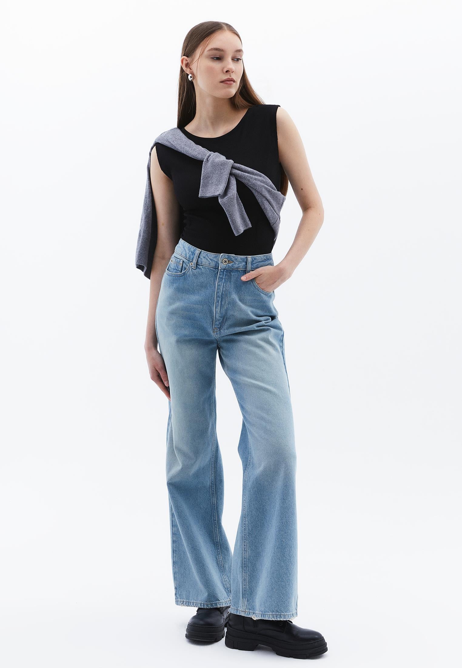 تي شيرت برقبة قارب - أسود