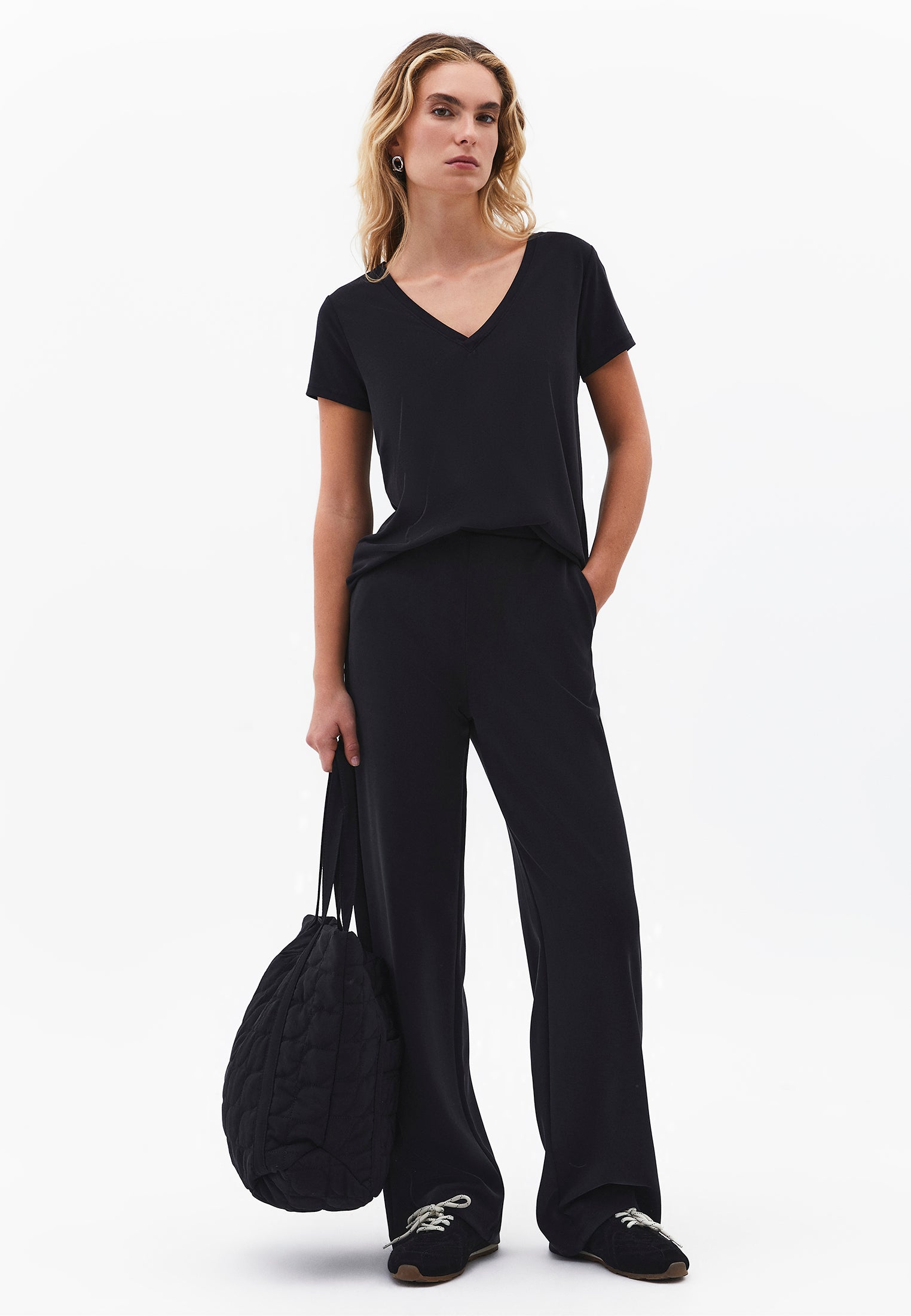 V Neck T-Shirt - BLACK