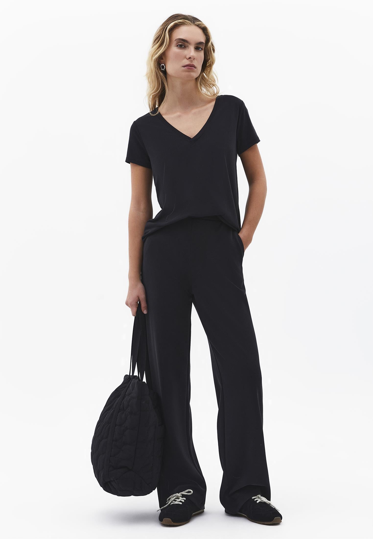 V Neck T-Shirt - BLACK