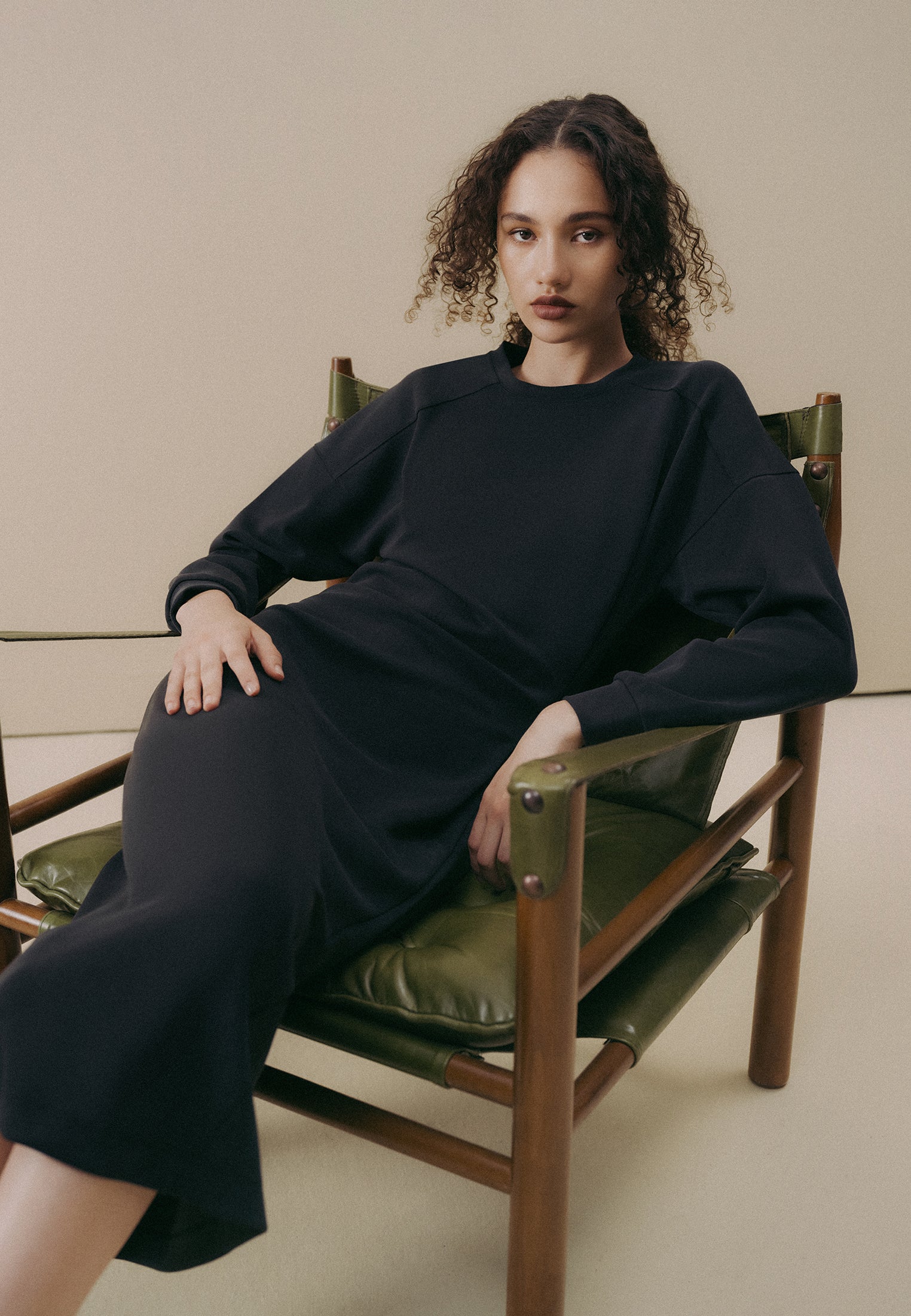 فستان متوسط الطول برقبة دائرية - أسود