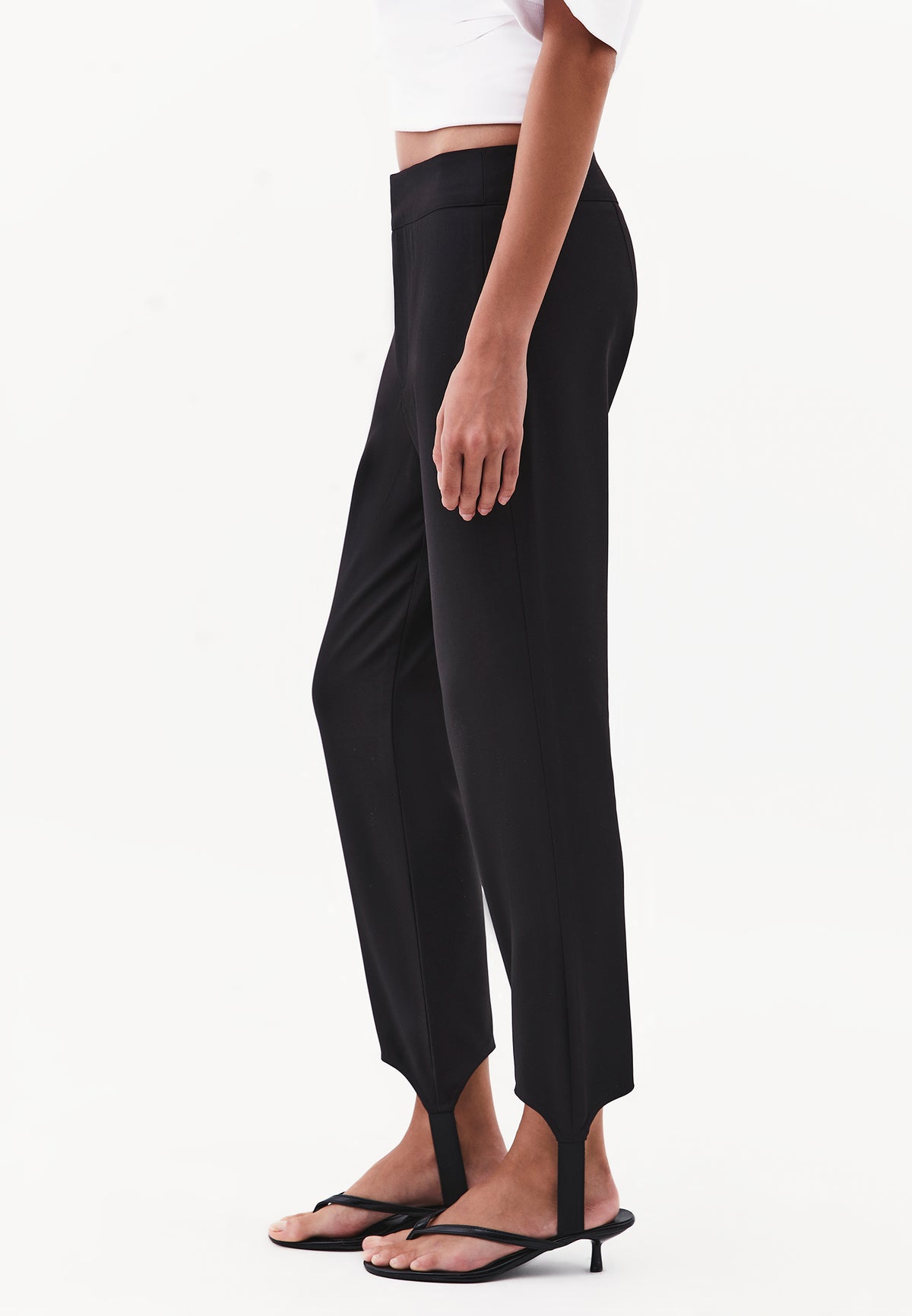 Women’s Carrot Fit Regular Waist Pants - Black