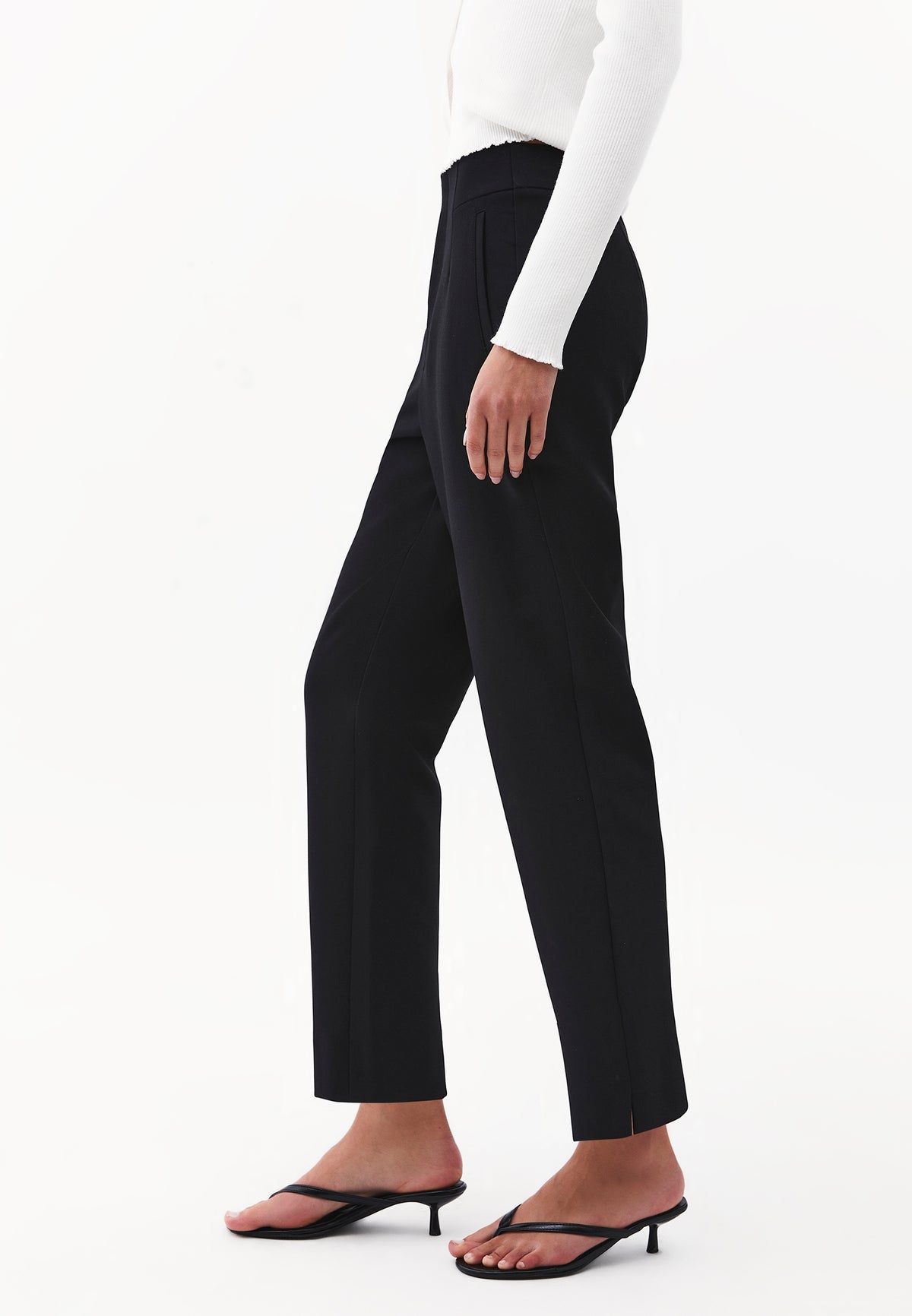 Ultra High Waist Carrot Cut Pants with Pocket Detail - Black