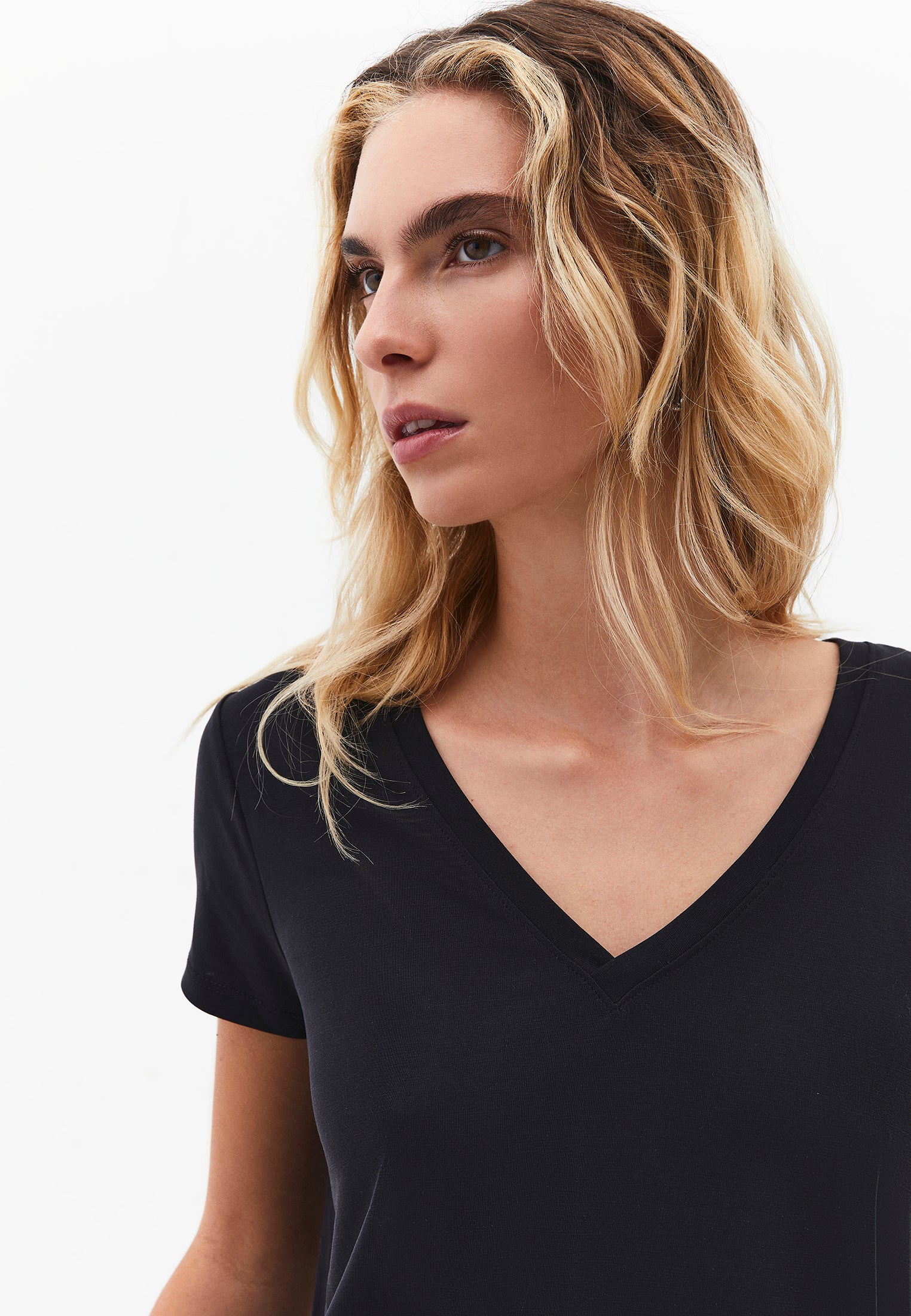 V Neck T-Shirt - BLACK