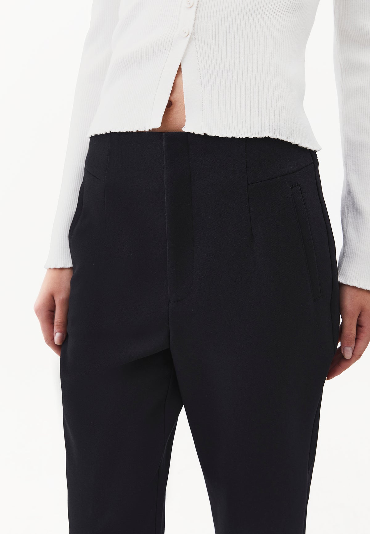 Ultra High Waist Carrot Cut Pants with Pocket Detail - Black