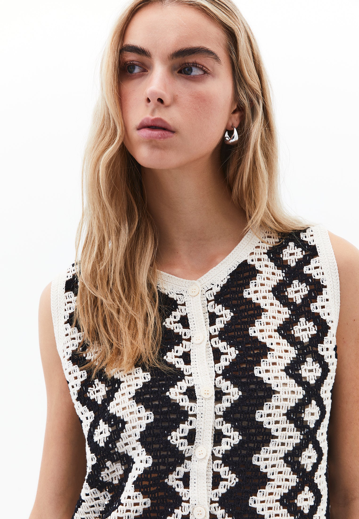 سترة برقبة عنق الطاقم - حليب مثلج/أسود