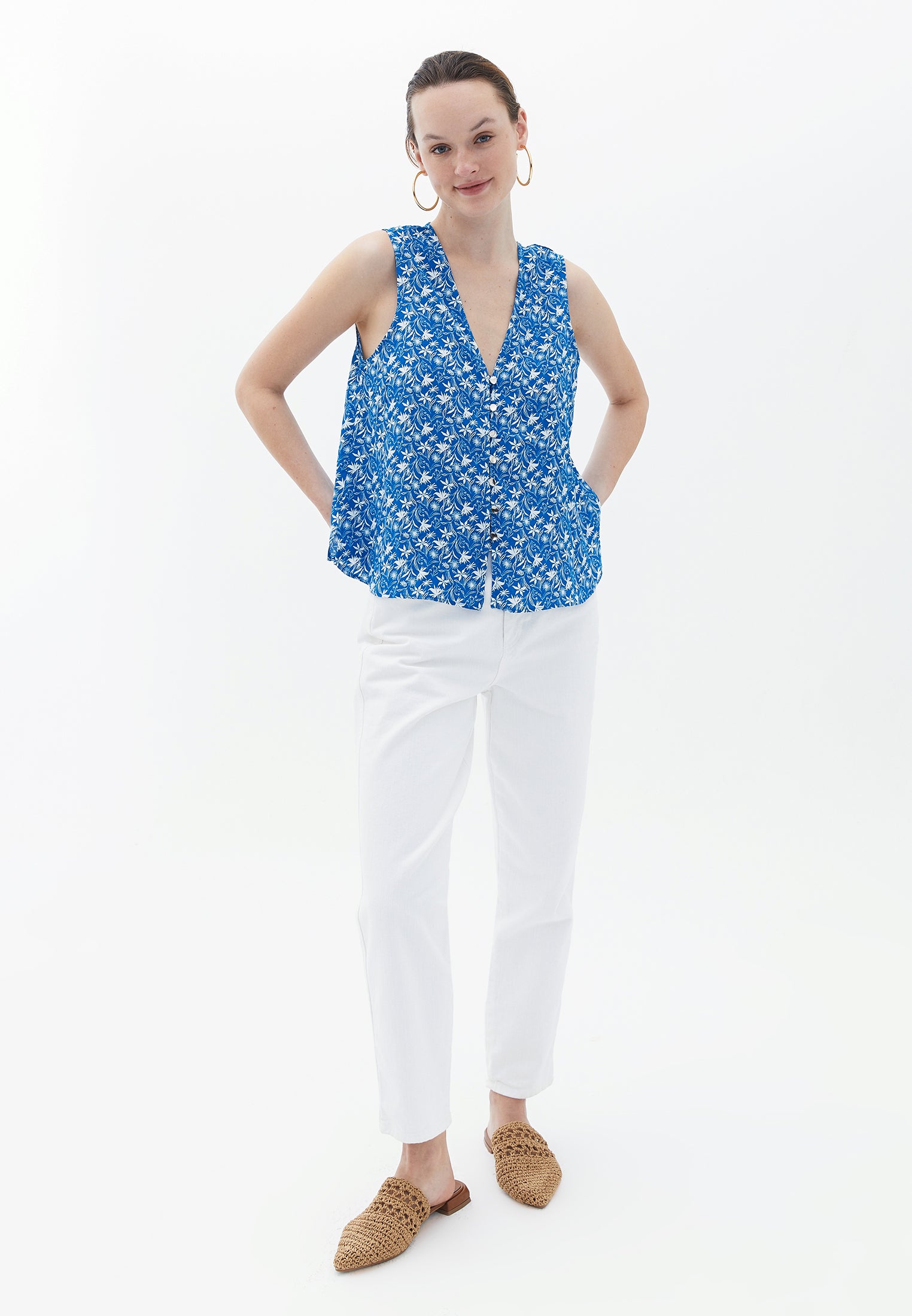 SLEEVELESS V-NECK BLOUSE - FLOWER COMB