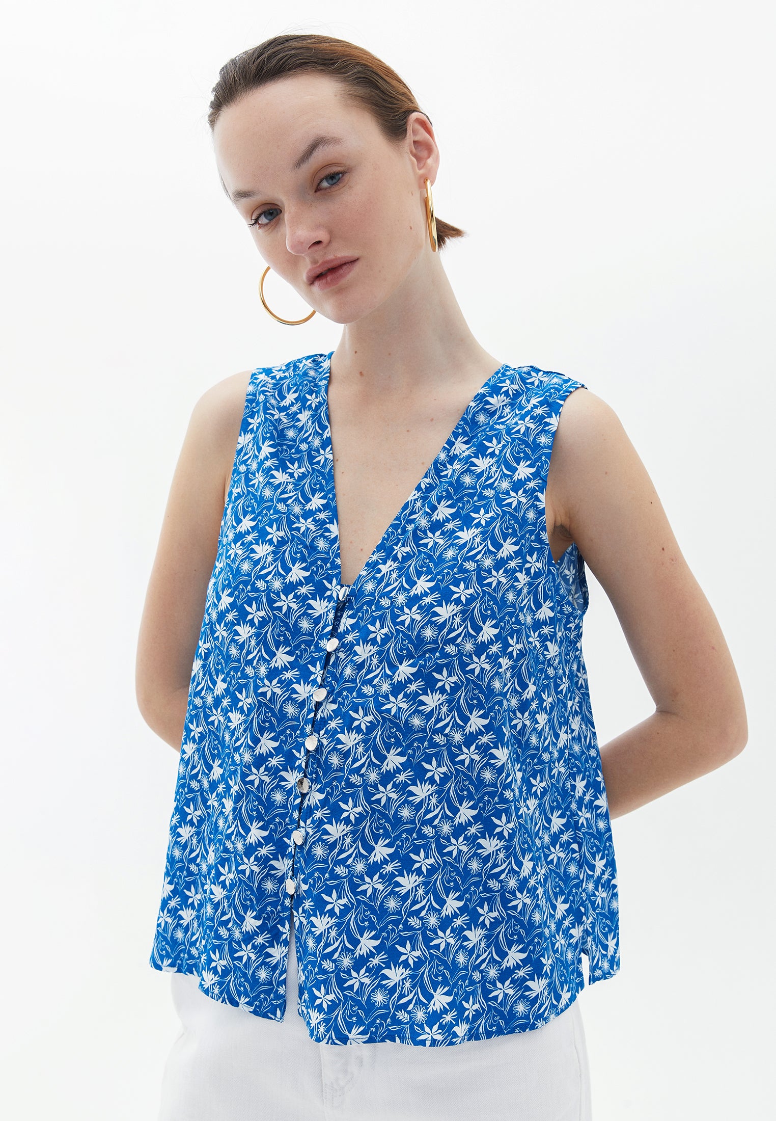 SLEEVELESS V-NECK BLOUSE - FLOWER COMB
