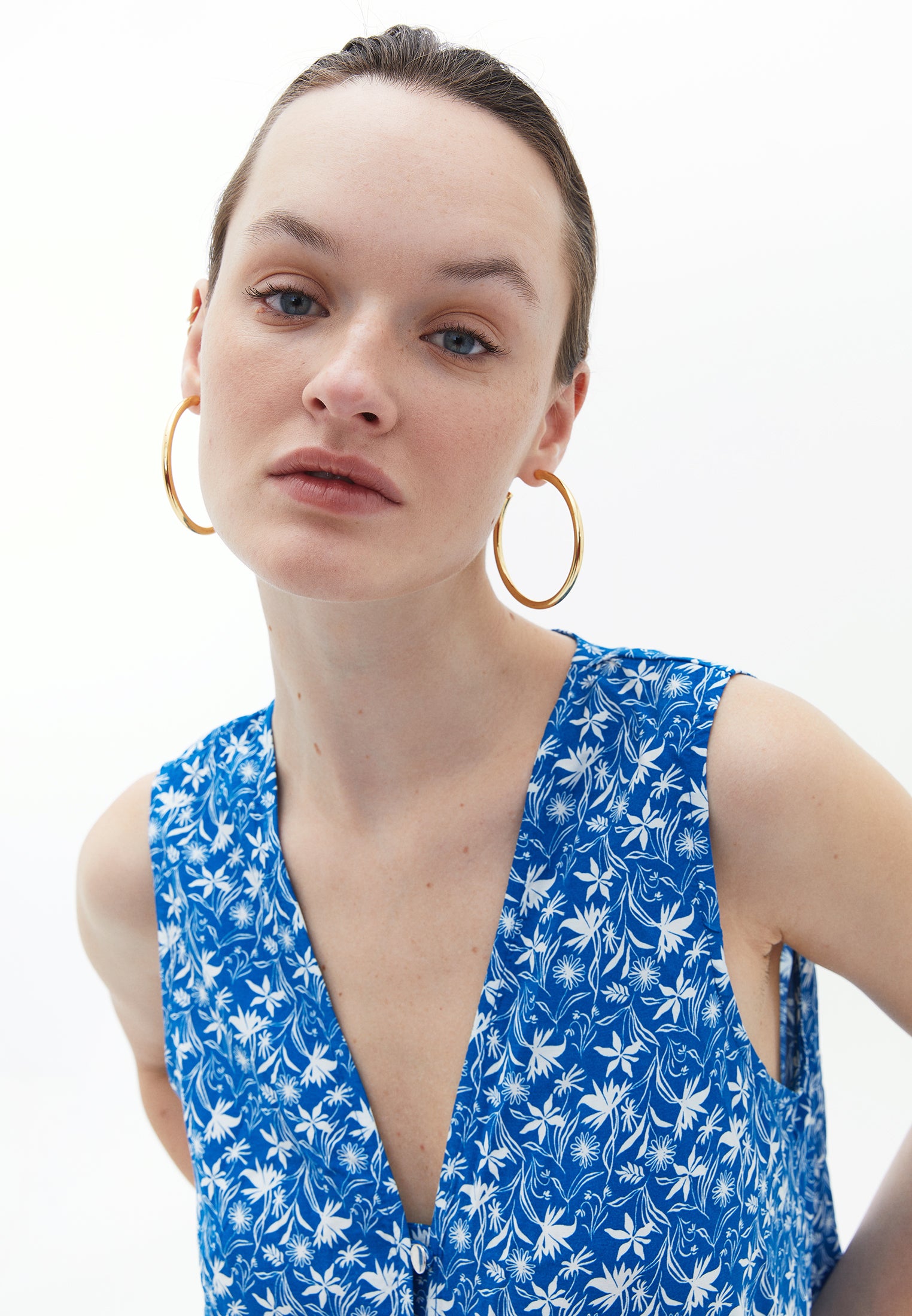 SLEEVELESS V-NECK BLOUSE - FLOWER COMB