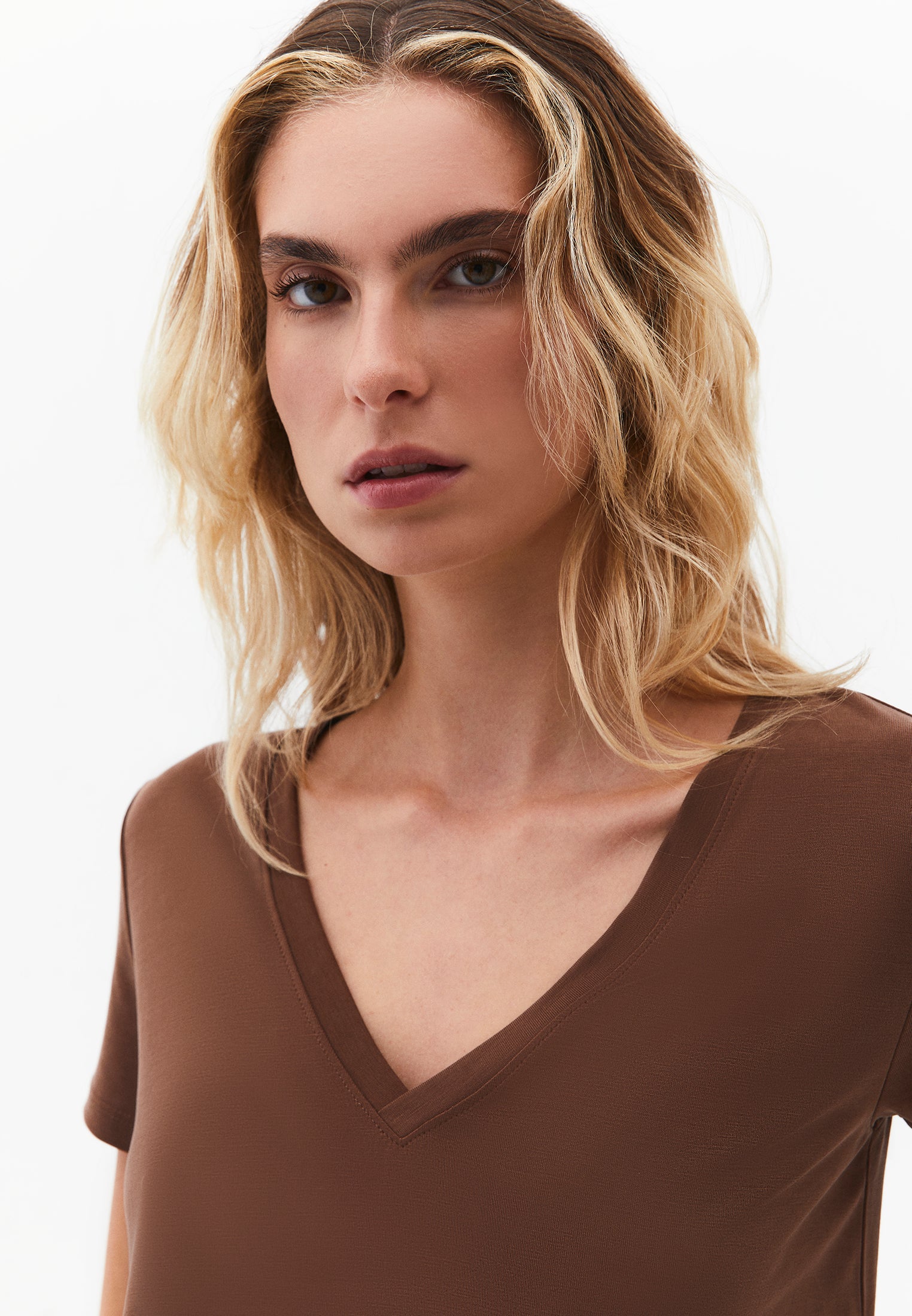 V Neck T-Shirt - FONDUE FUDGE
