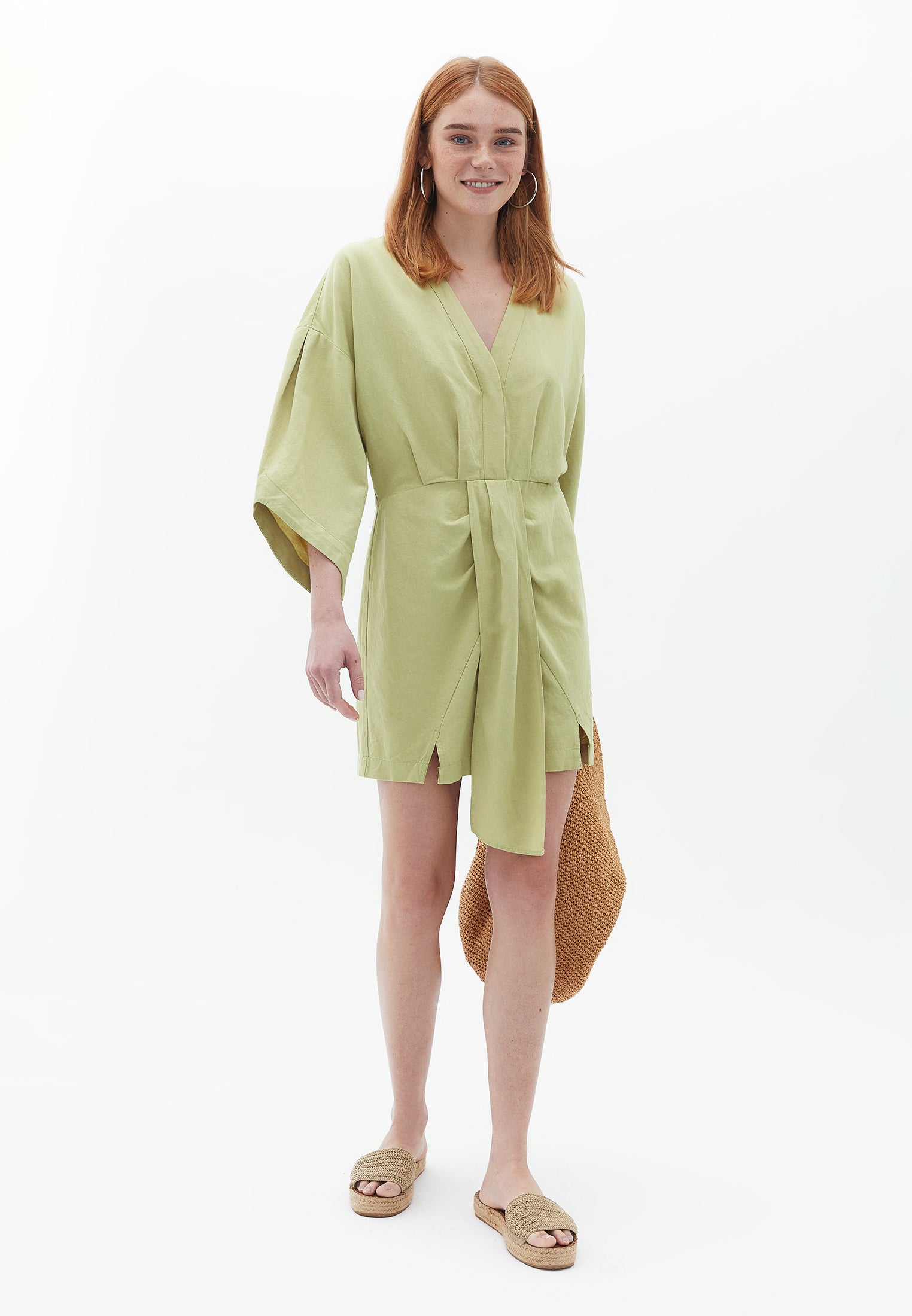 فستان قصير مطوي بفتحة رقبة على شكل حرف V - أخضر كراث