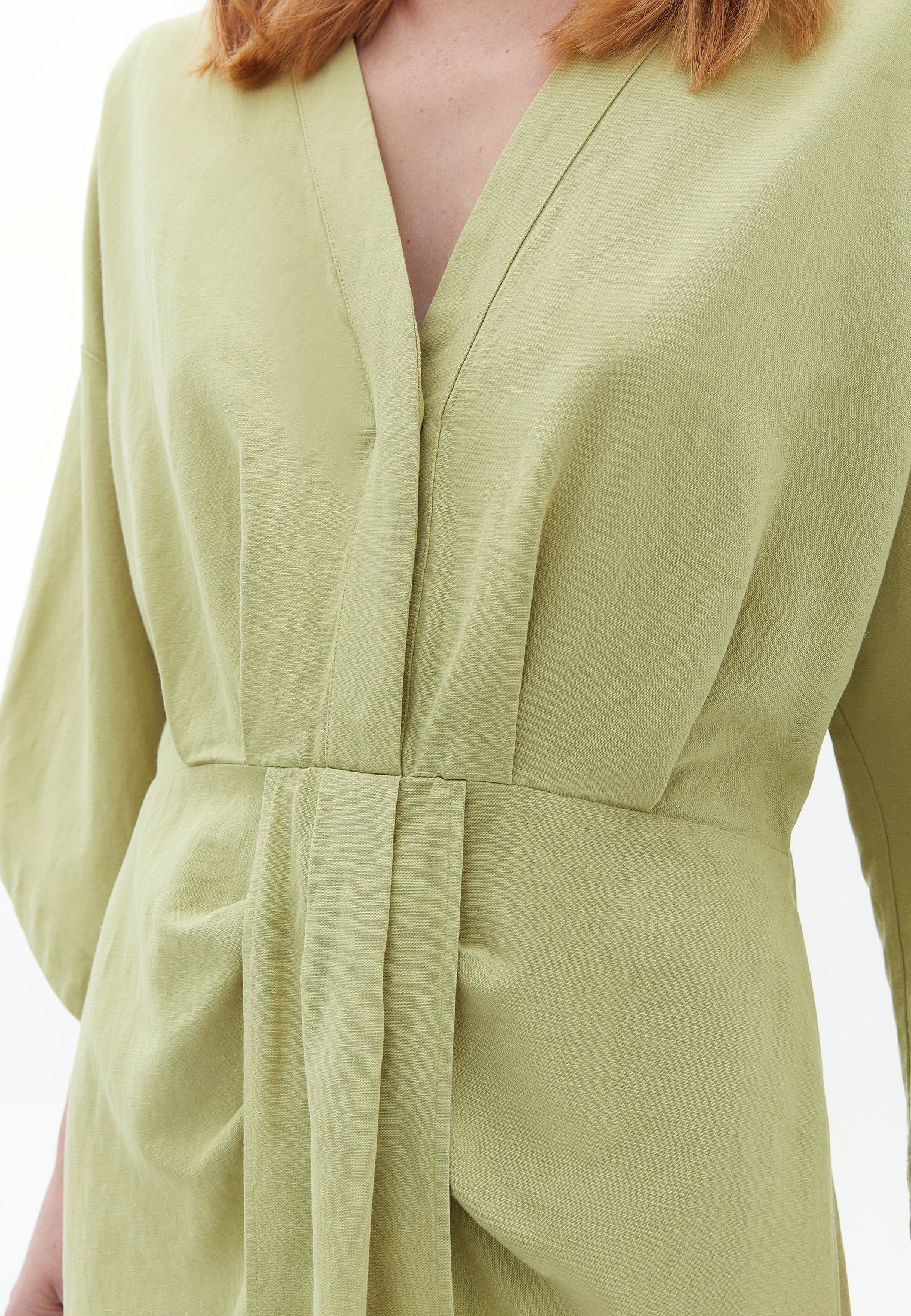 فستان قصير مطوي بفتحة رقبة على شكل حرف V - أخضر كراث