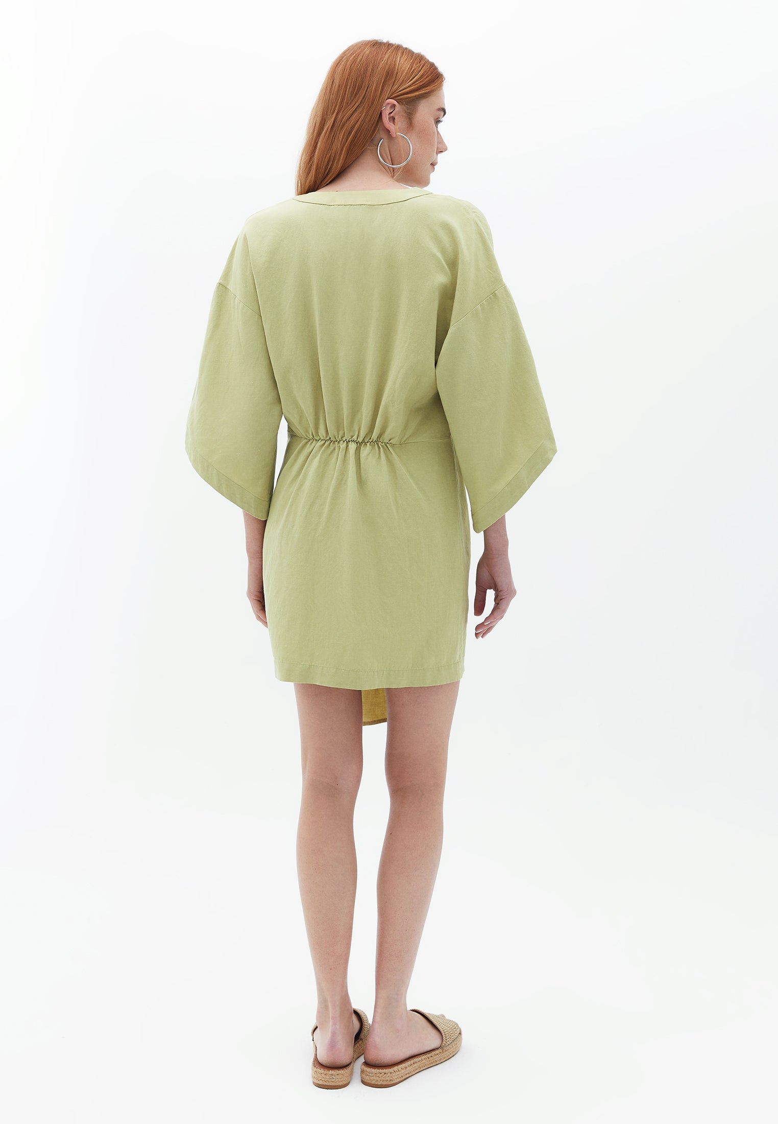 فستان قصير مطوي بفتحة رقبة على شكل حرف V - أخضر كراث