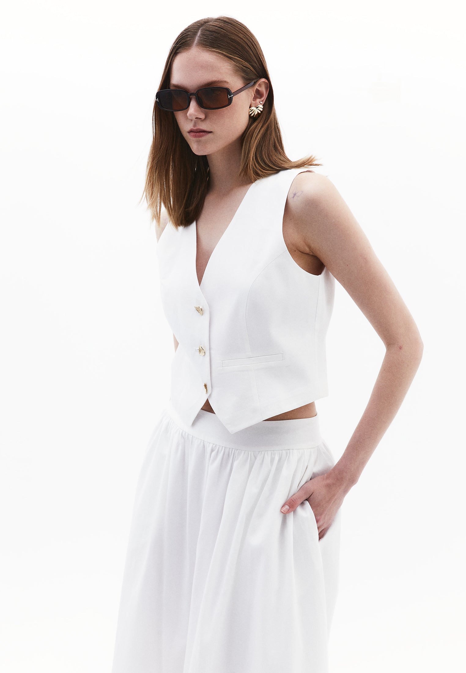 سترة برقبة على شكل حرف V مفصلة بأزرار - أبيض