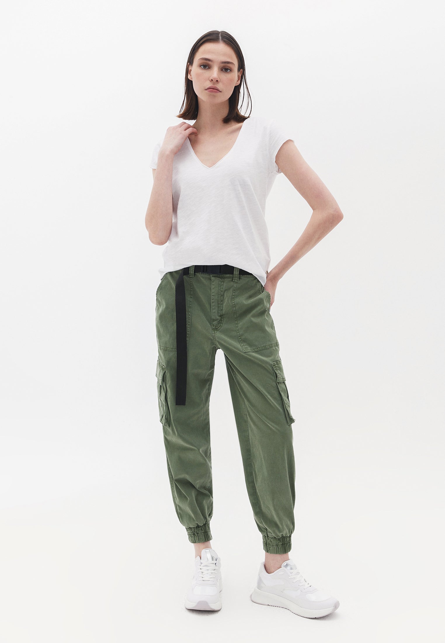 Sleeveless v neck t shirt - WHITE