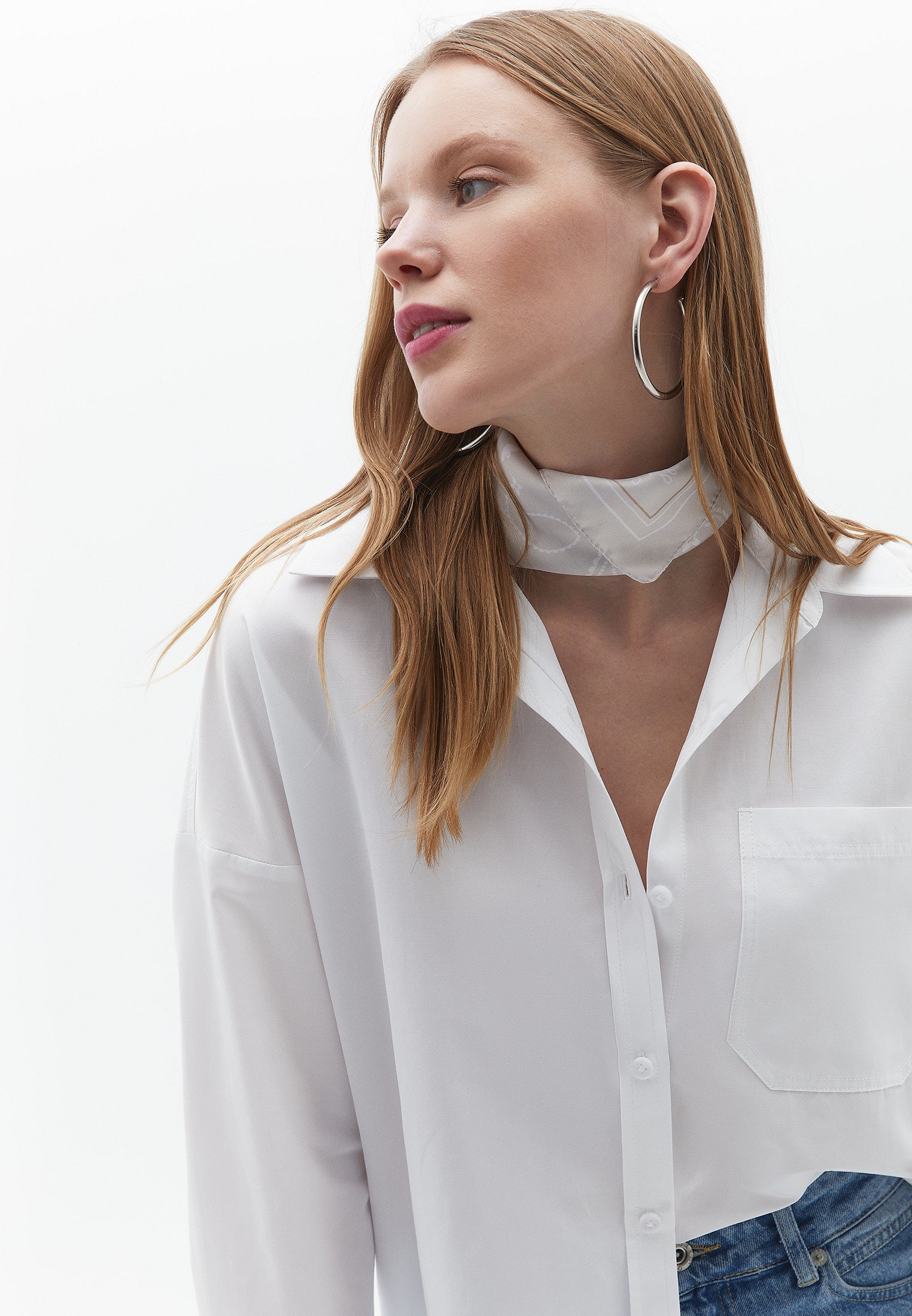 قميص كبير الحجم بجيب - أبيض