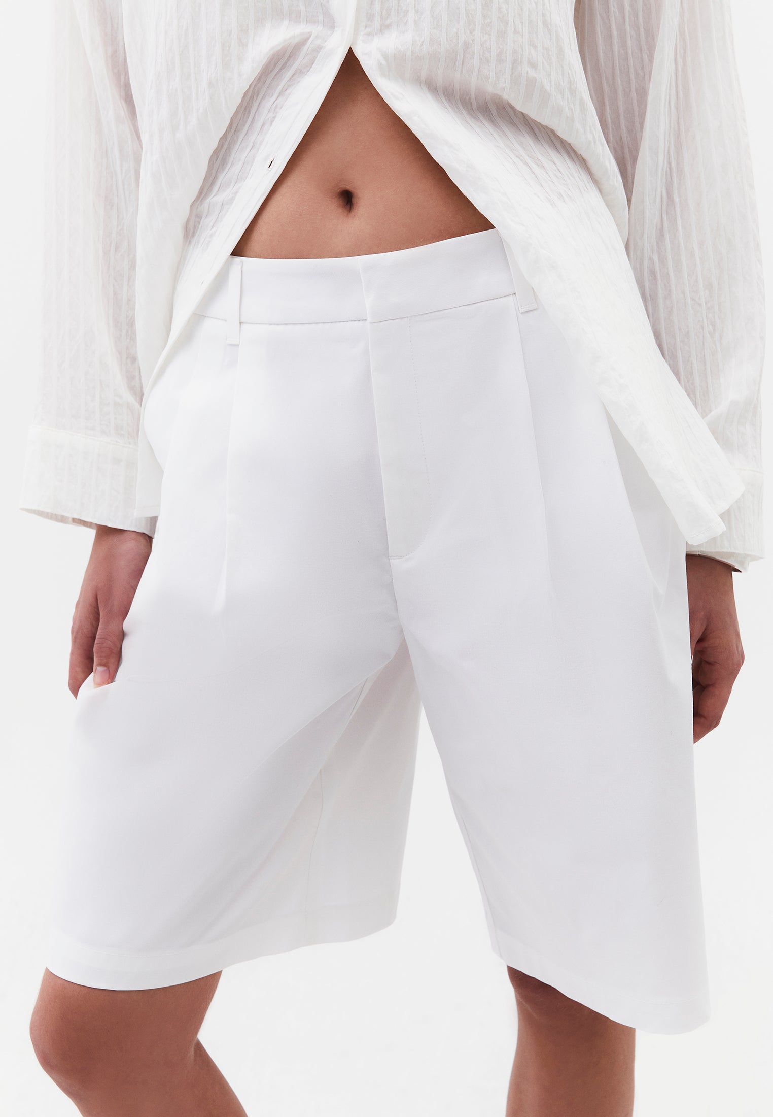Pleated High Waist Midi Shorts - WHITE