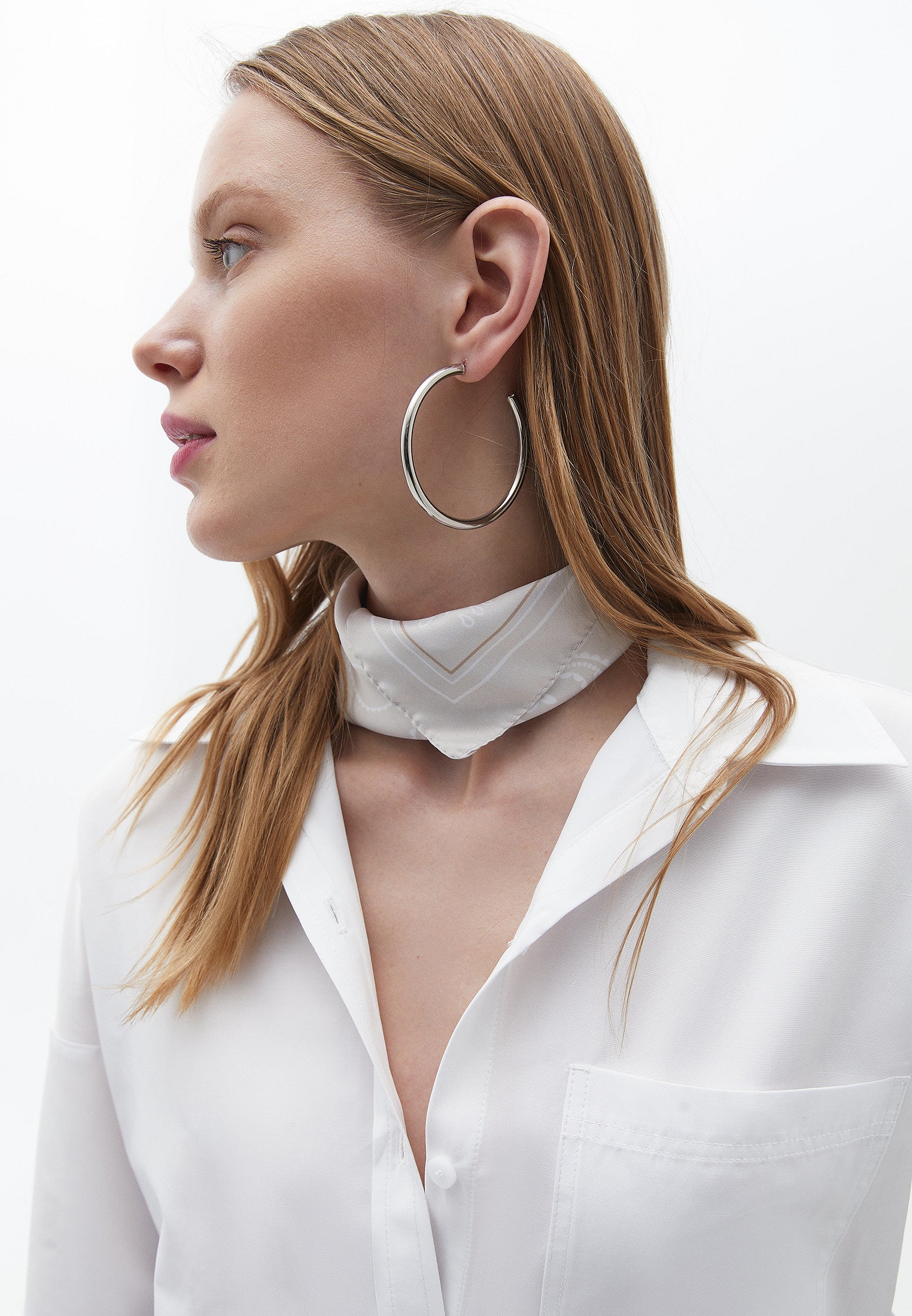 قميص كبير الحجم بجيب - أبيض